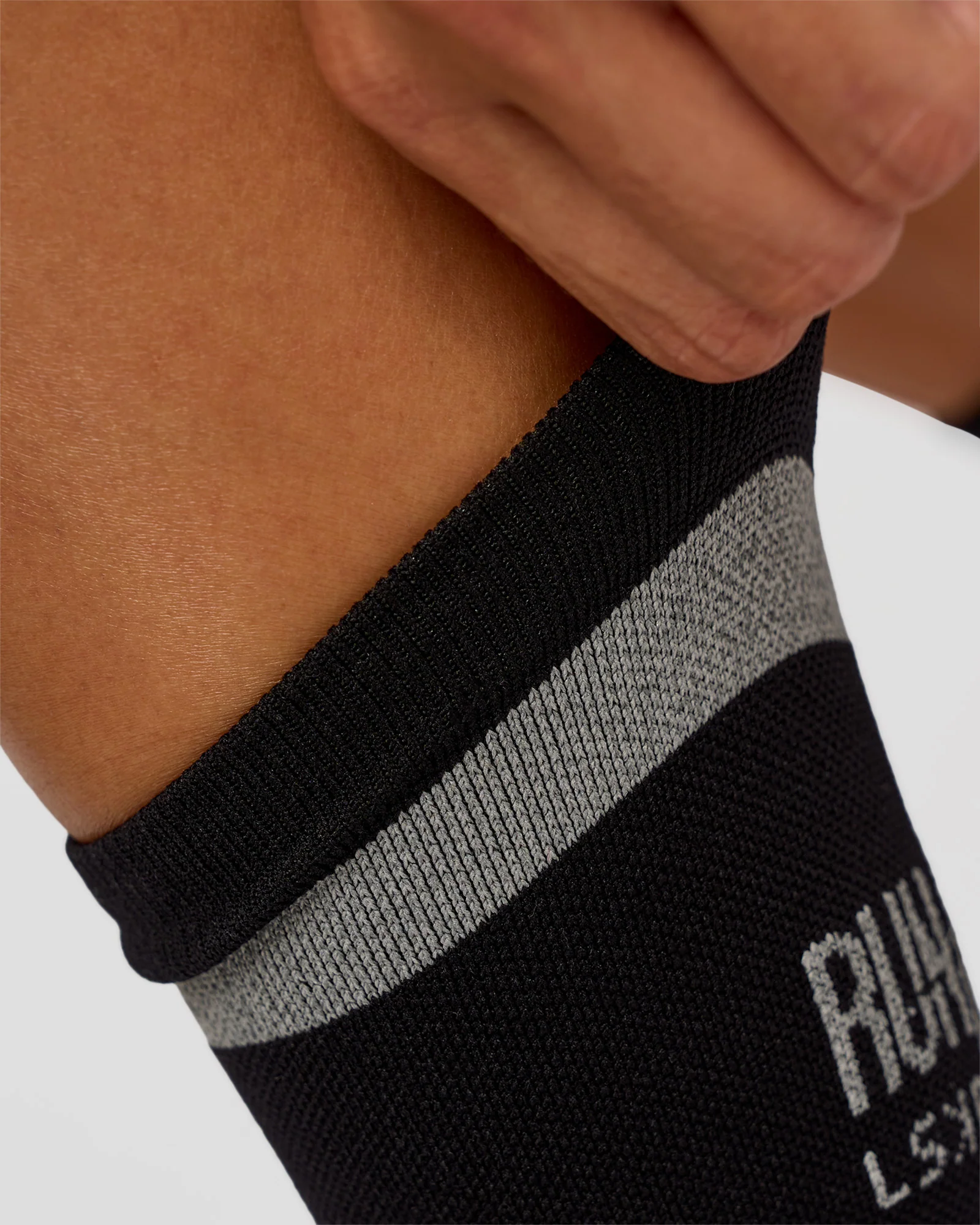 10038-run-club-performance-socks-2.0-black-reflective-5.webp Run Club Performance Socks 2.0 - Black-Reflective