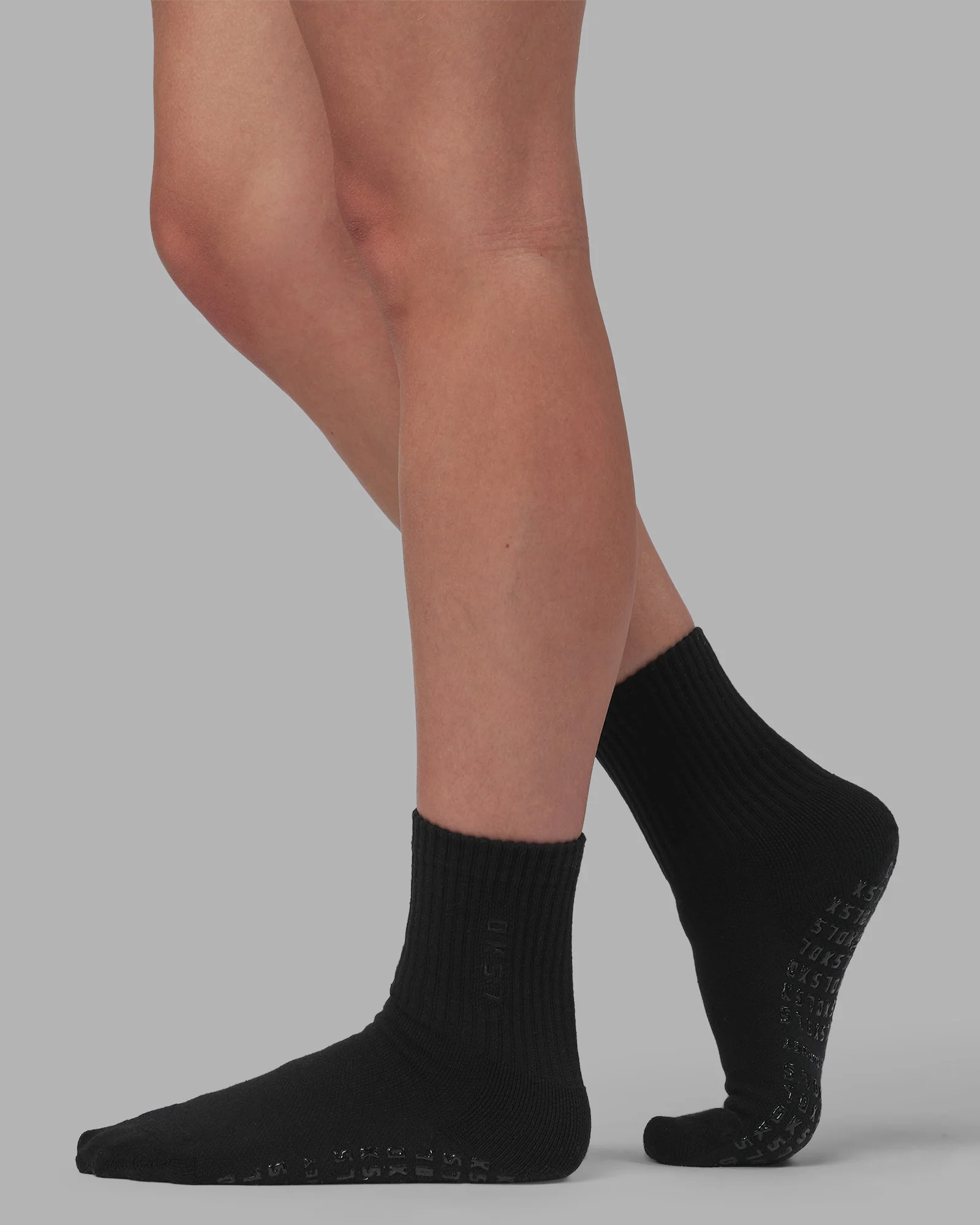 10098-signal-pilates-crew-grip-socks-2.0-black-black-2.webp Signal Pilates Crew Grip Socks 2.0 - Black-Black