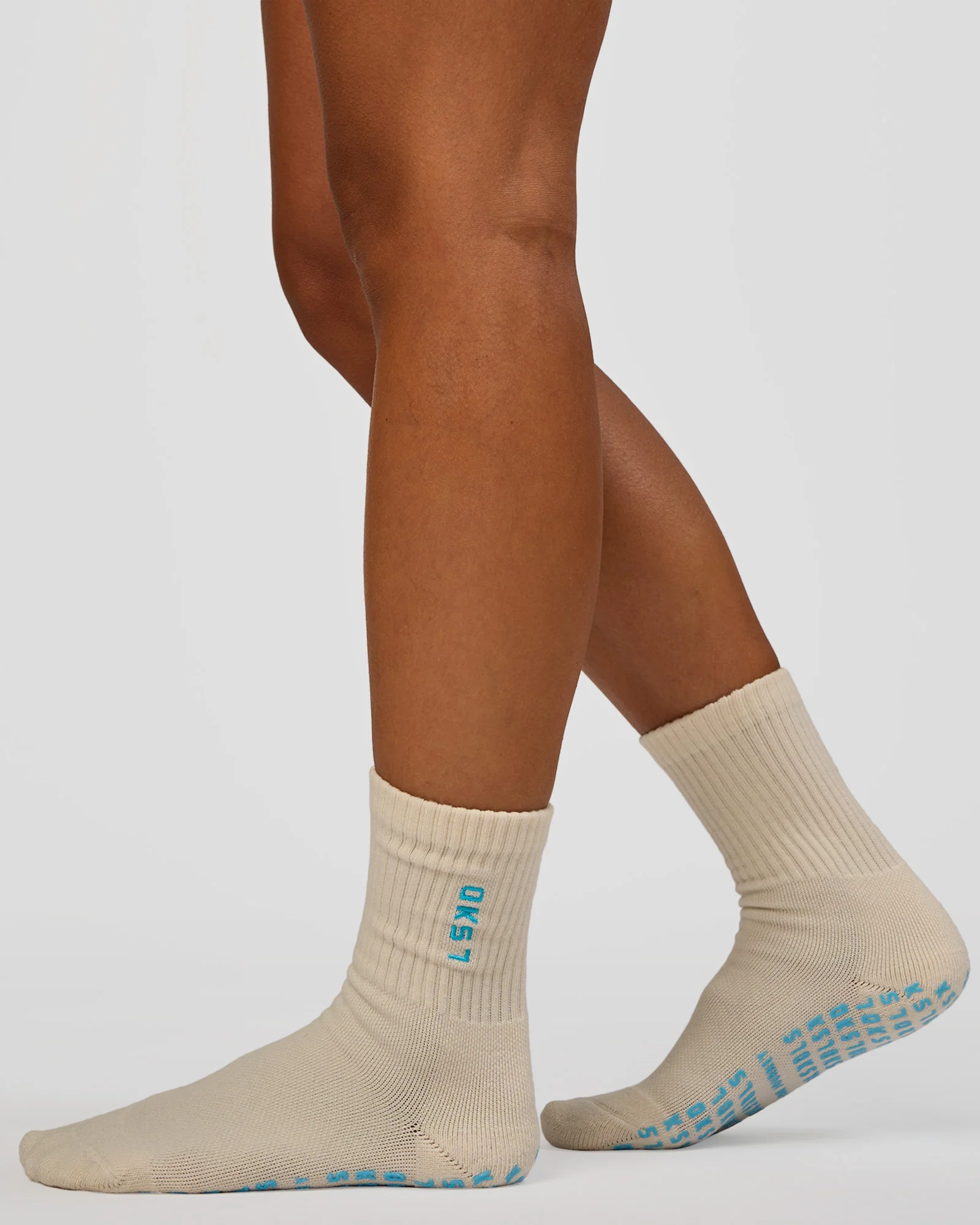 10111-signal-pilates-crew-grip-socks-2.0-off-white-baltic-sea-2.webp Signal Pilates Crew Grip Socks 2.0 - Off White-Baltic Sea
