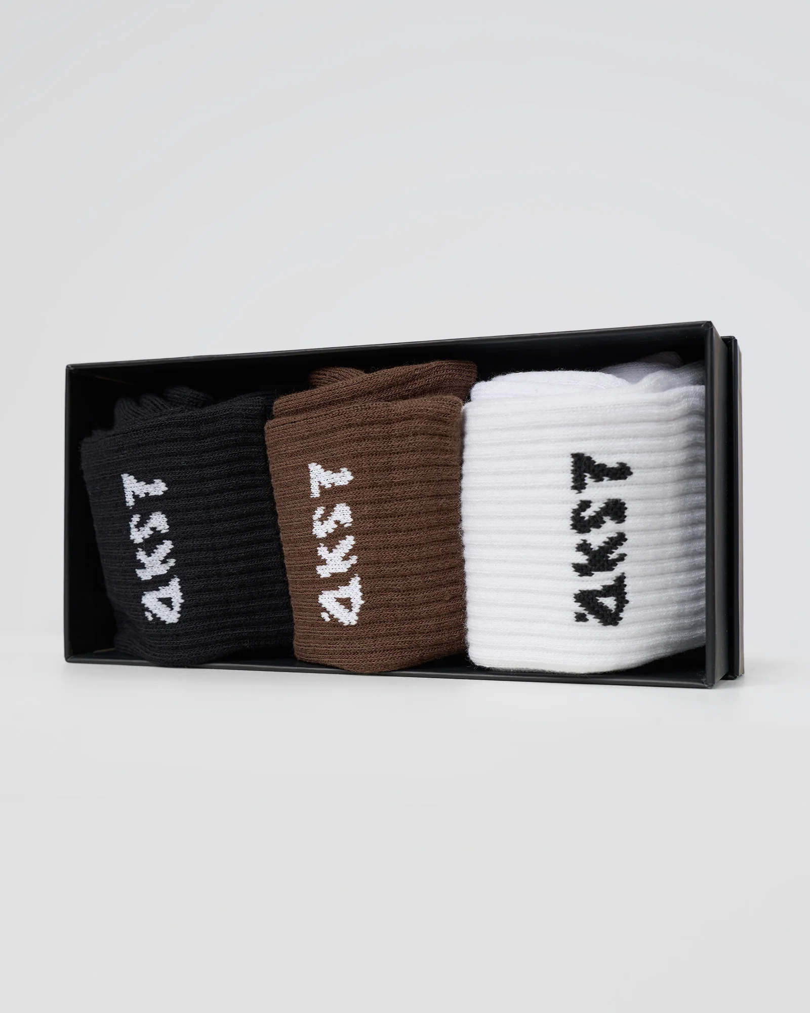 10167-endurance-crew-socks-3-pack-box-white-black-chocolate-martini-3.webp Endurance Crew Socks 3 Pack Box - White-Black-Chocolate Martini
