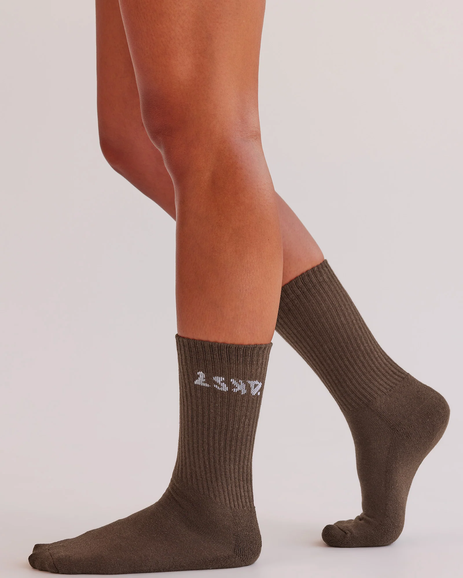 10167-endurance-crew-socks-3-pack-box-white-black-chocolate-martini-5.webp Endurance Crew Socks 3 Pack Box - White-Black-Chocolate Martini