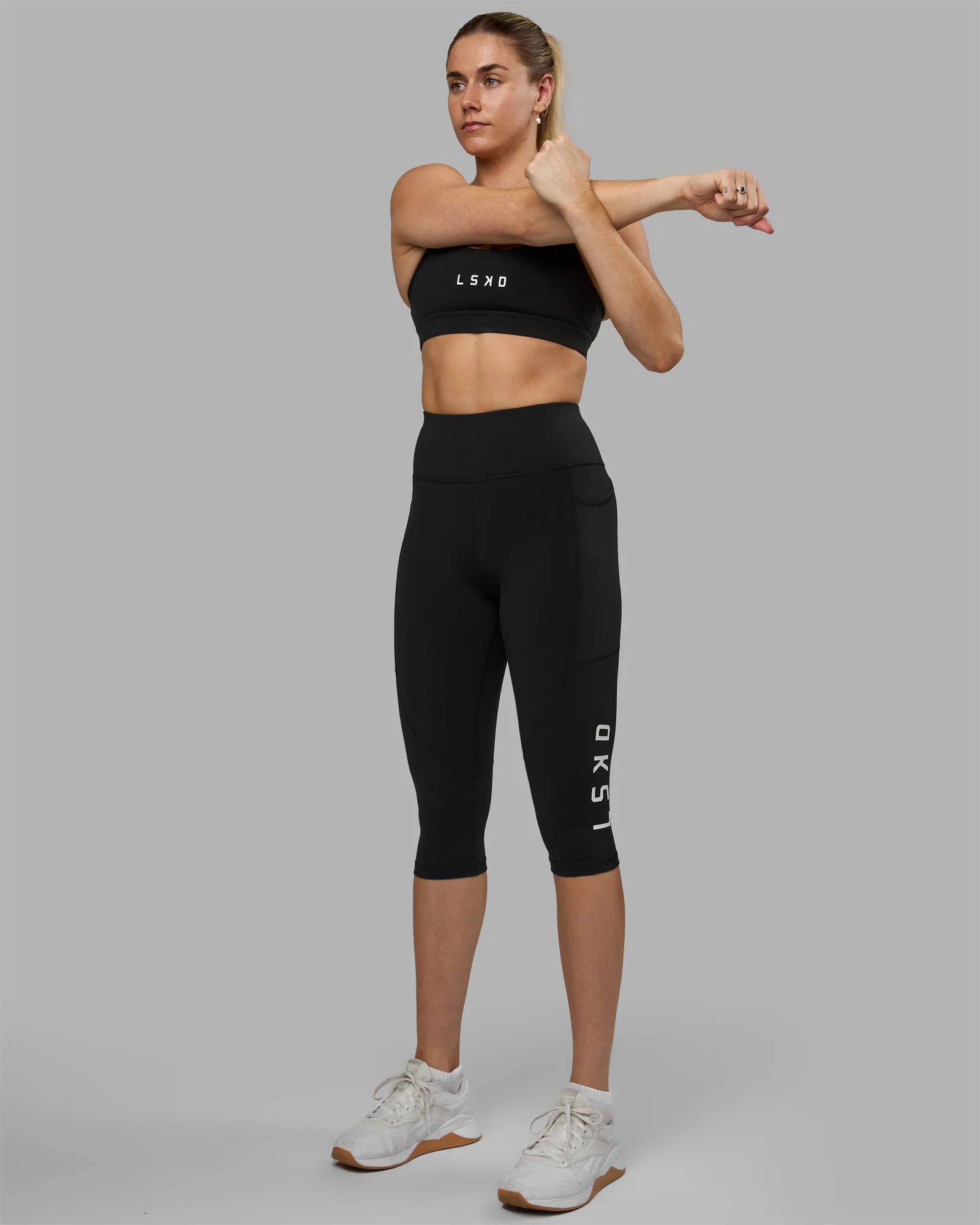 10212-rep-ultra-high-rise-3-4-legging-pockets-black-white-3.webp Rep Ultra High-Rise 3/4 Legging Pockets - Black-White