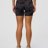 10428-fusion-ultra-high-rise-6-short-pockets-black-tie-dye-4.webp Fusion Ultra High-Rise 6" Short Pockets - Black Tie Dye