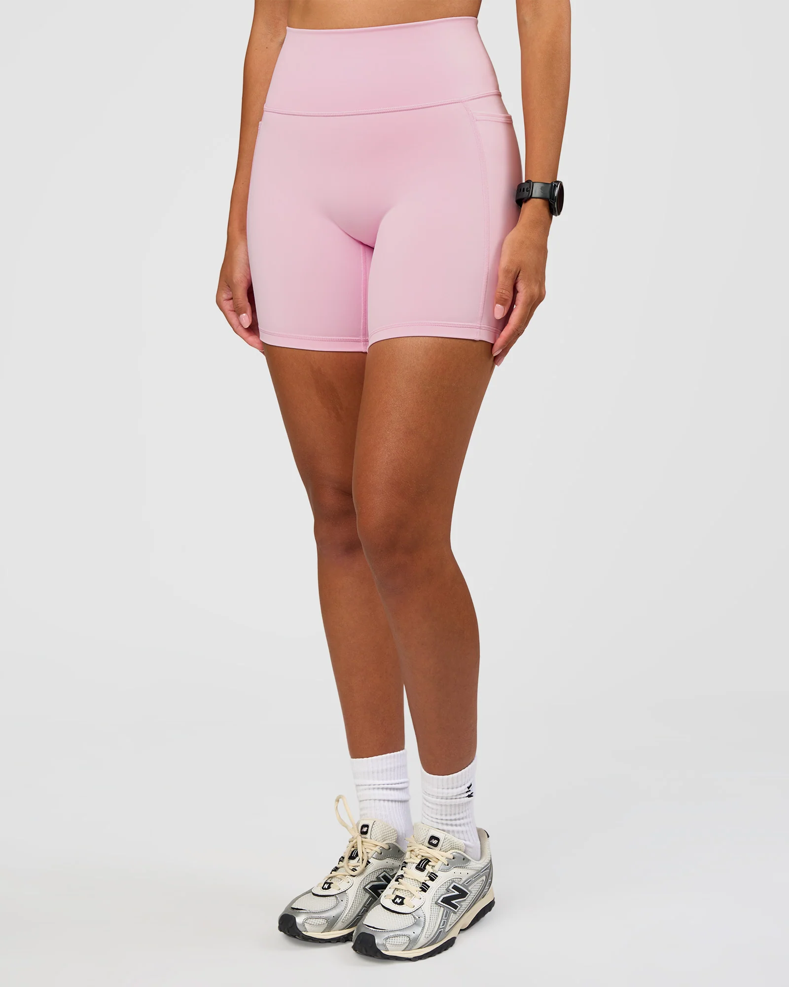10446-fusion-v-contour-ultra-high-rise-6-short-pockets-marshmallow-1.webp Fusion V-Contour Ultra High-Rise 6" Short Pockets - Marshmallow