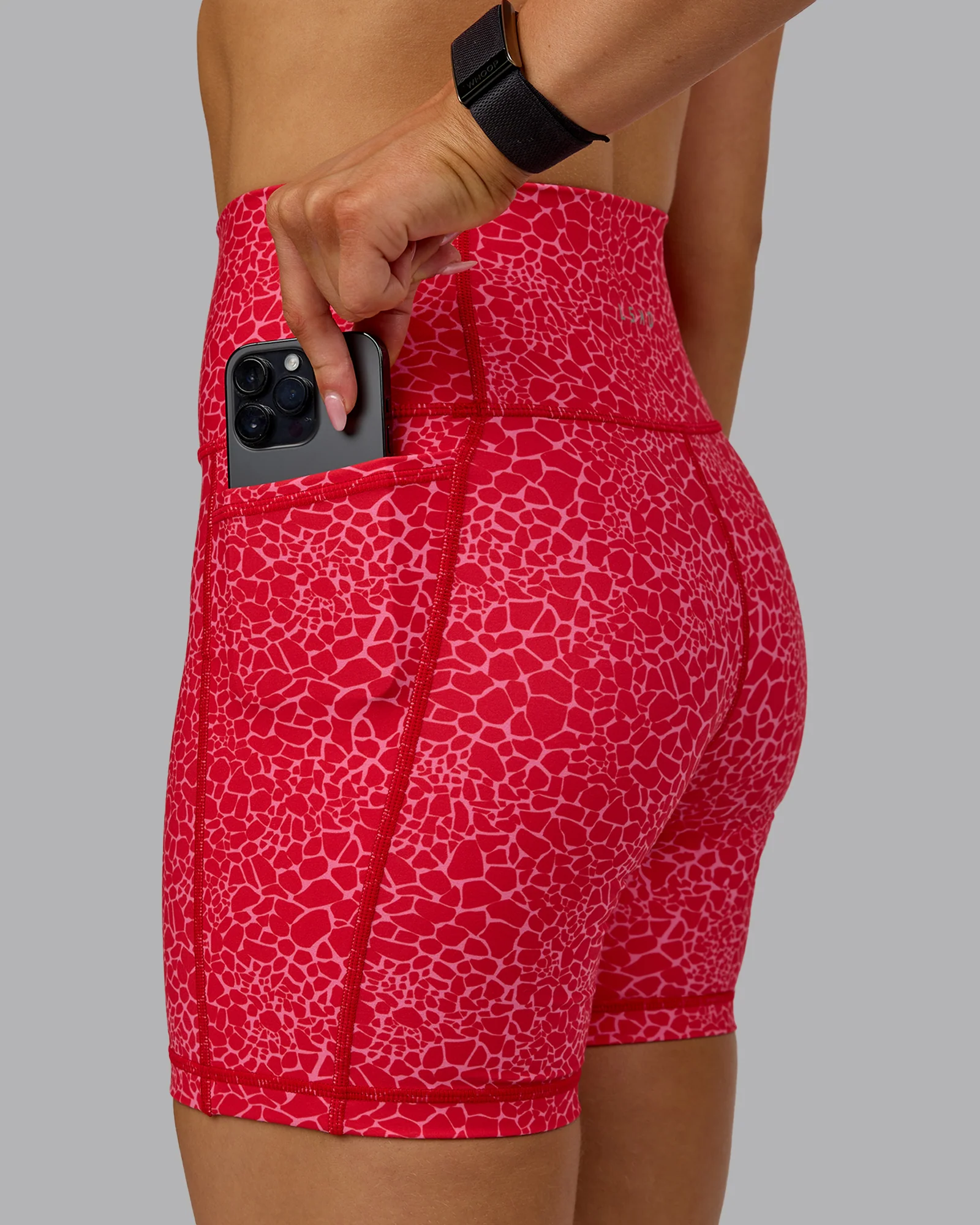 10464-fusion-ultra-high-rise-6-short-pockets-red-vitality-print-6.webp Fusion Ultra High-Rise 6" Short Pockets - Red Vitality Print