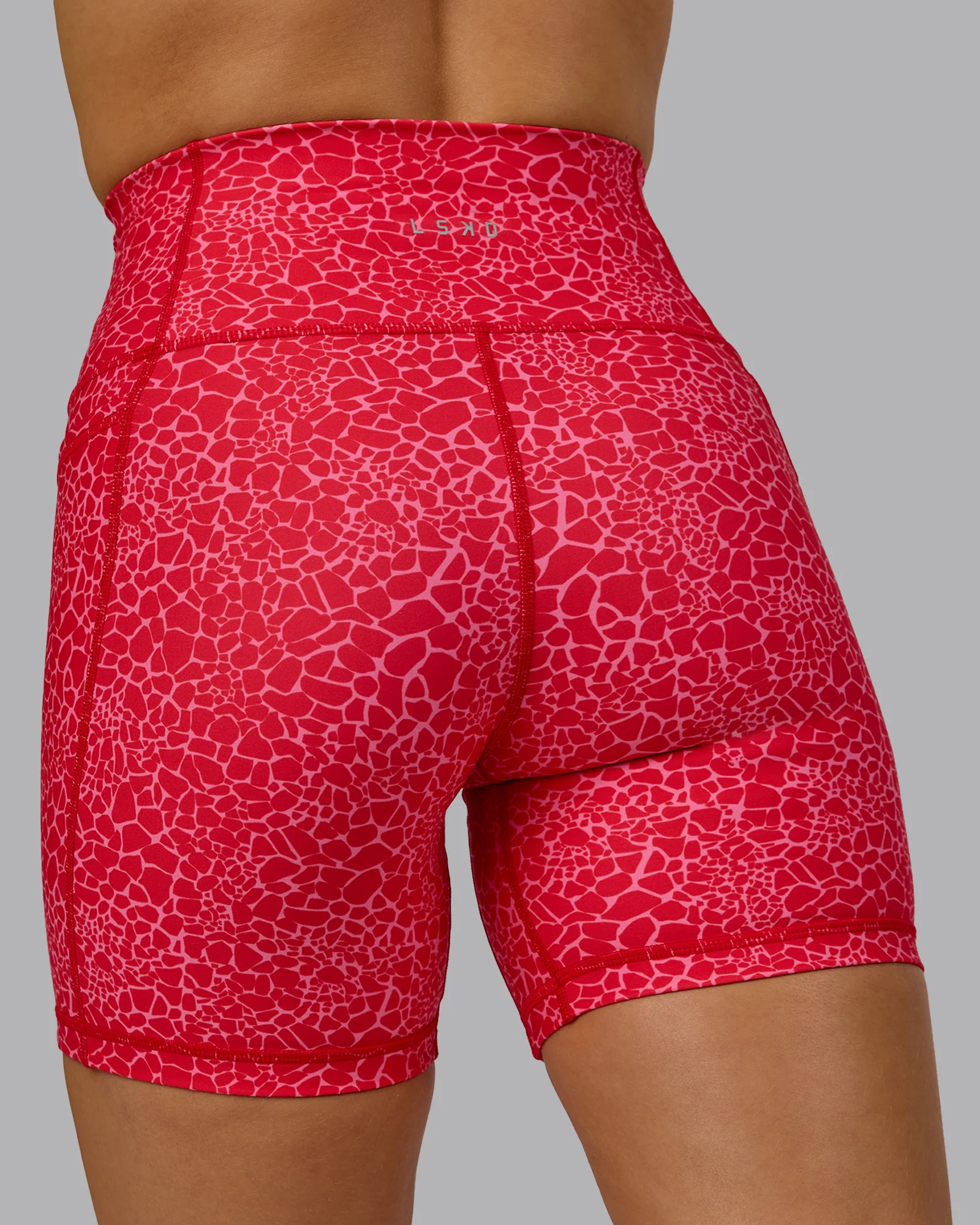 10464-fusion-ultra-high-rise-6-short-pockets-red-vitality-print-7.webp Fusion Ultra High-Rise 6" Short Pockets - Red Vitality Print