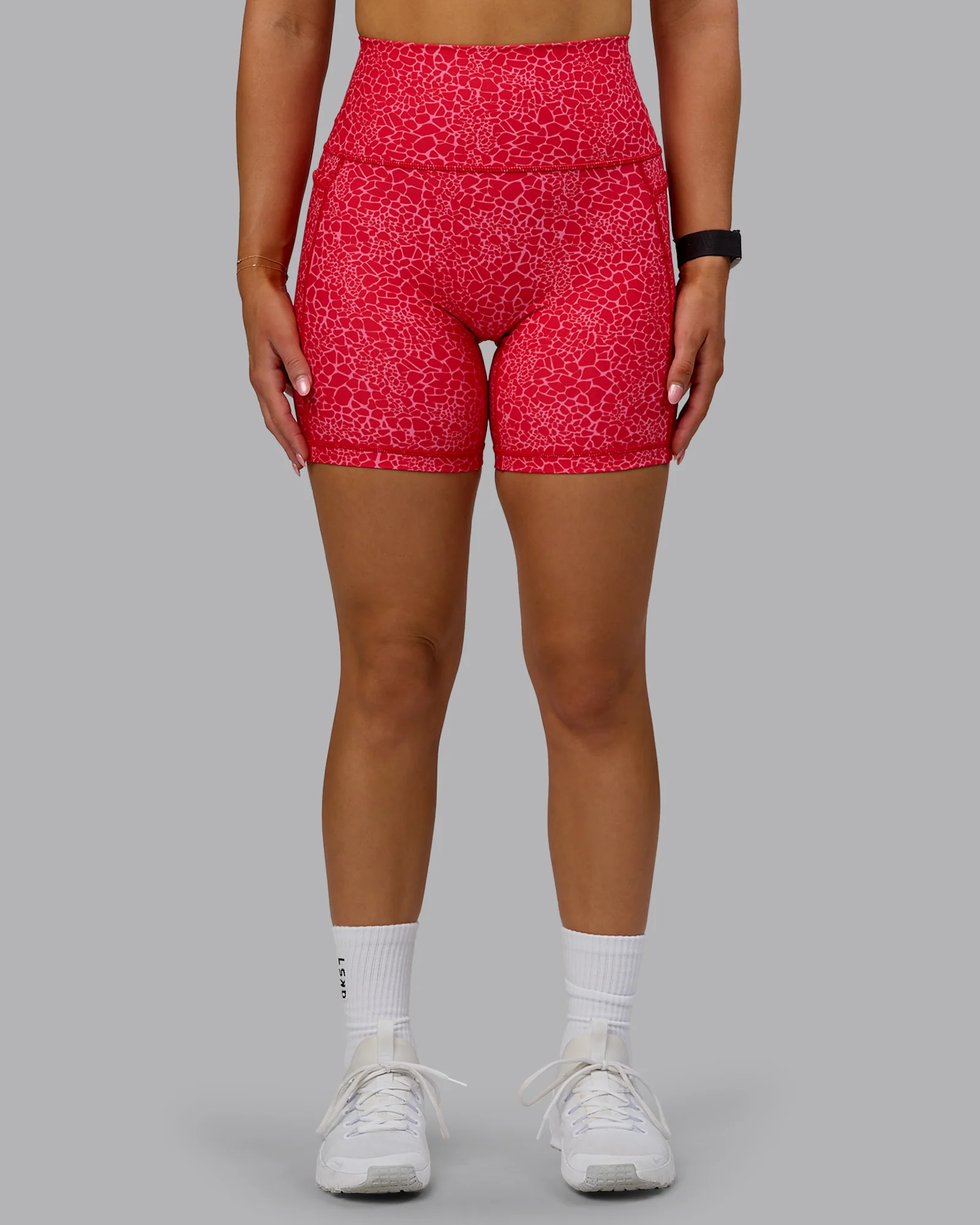 10464-fusion-ultra-high-rise-6-short-pockets-red-vitality-print-8.webp Fusion Ultra High-Rise 6" Short Pockets - Red Vitality Print