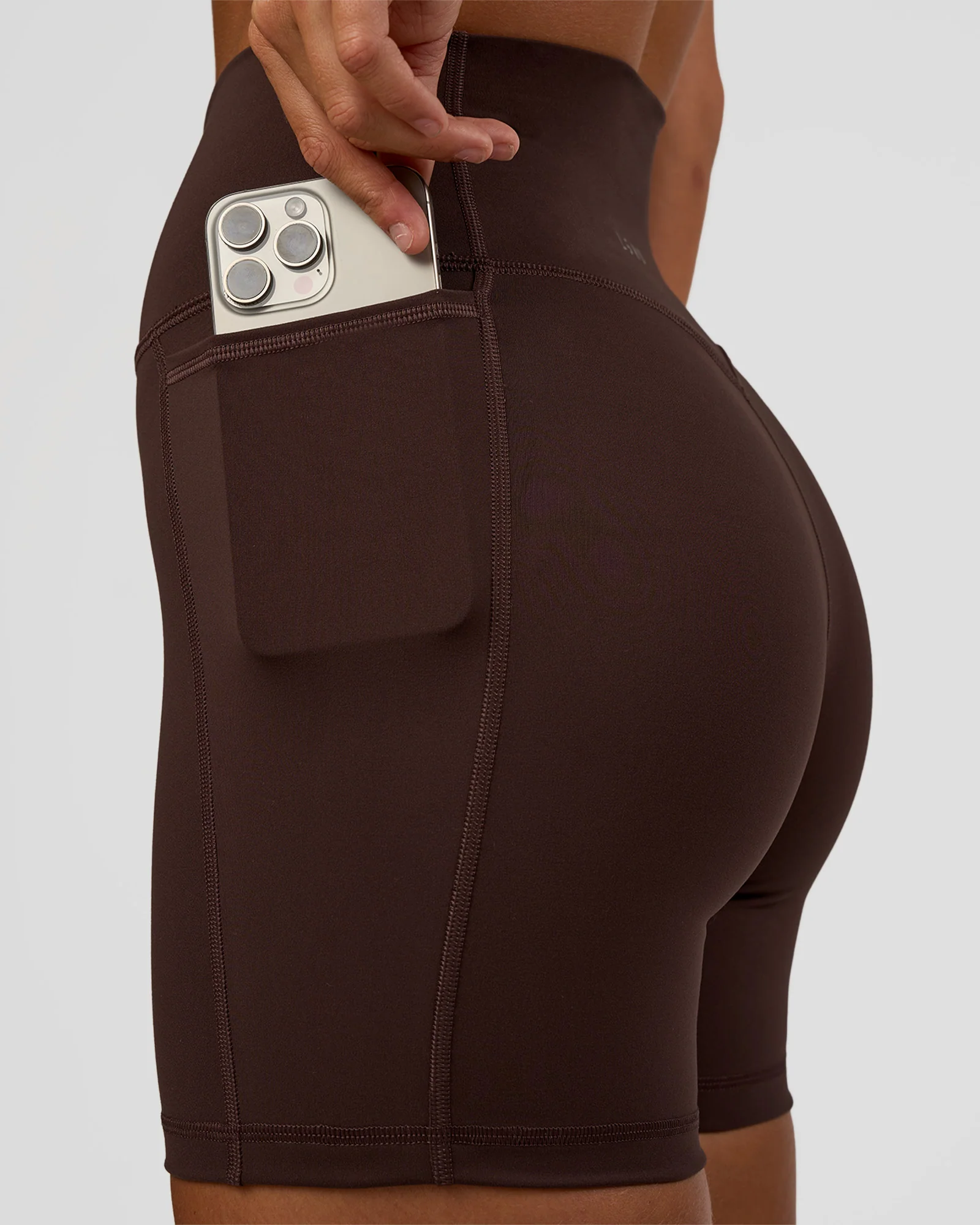 10491-fusion-v-contour-ultra-high-rise-6-short-pockets-hot-chocolate-1.webp Fusion V-Contour Ultra High-Rise 6" Short Pockets - Hot Chocolate