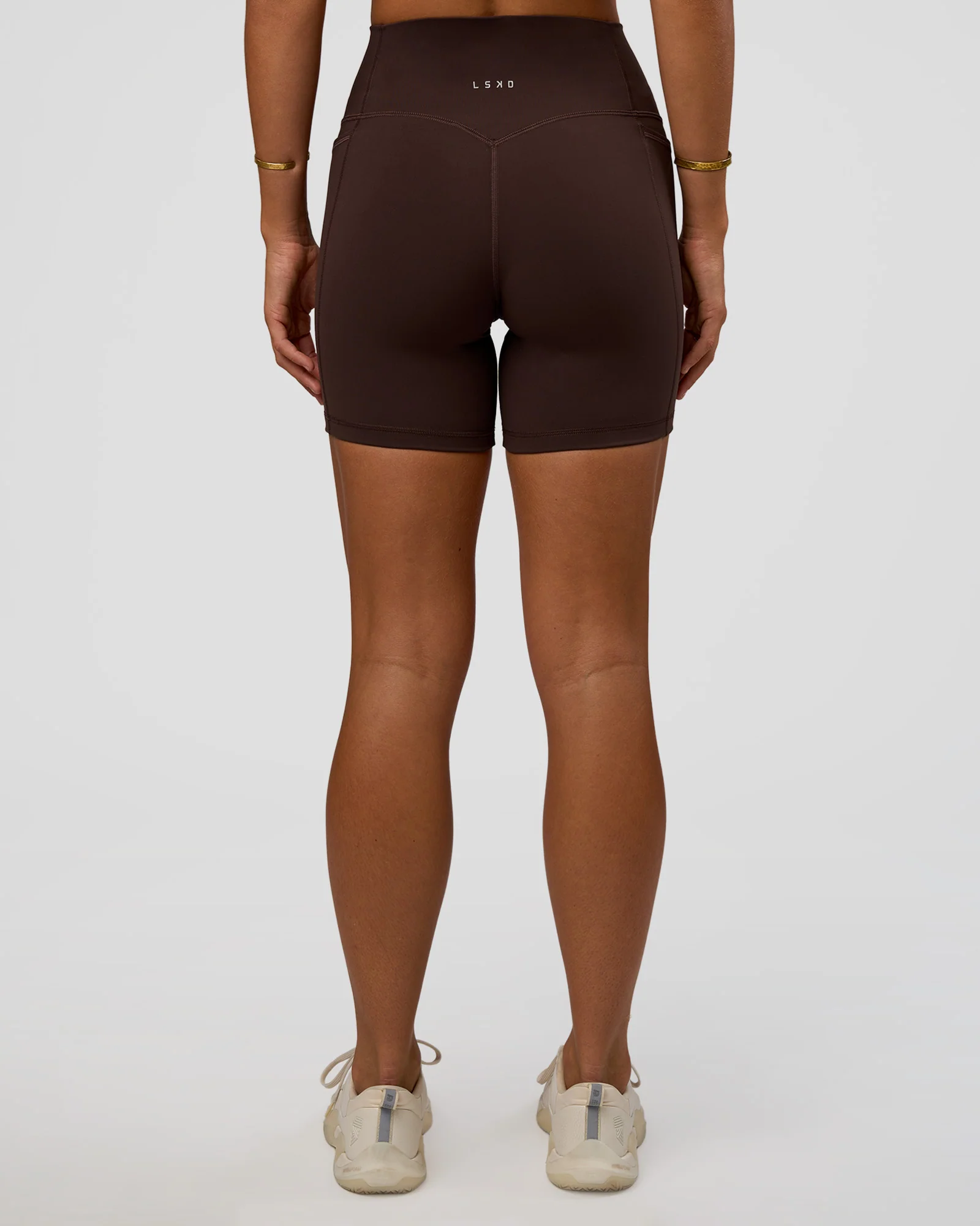 10491-fusion-v-contour-ultra-high-rise-6-short-pockets-hot-chocolate-4.webp Fusion V-Contour Ultra High-Rise 6" Short Pockets - Hot Chocolate