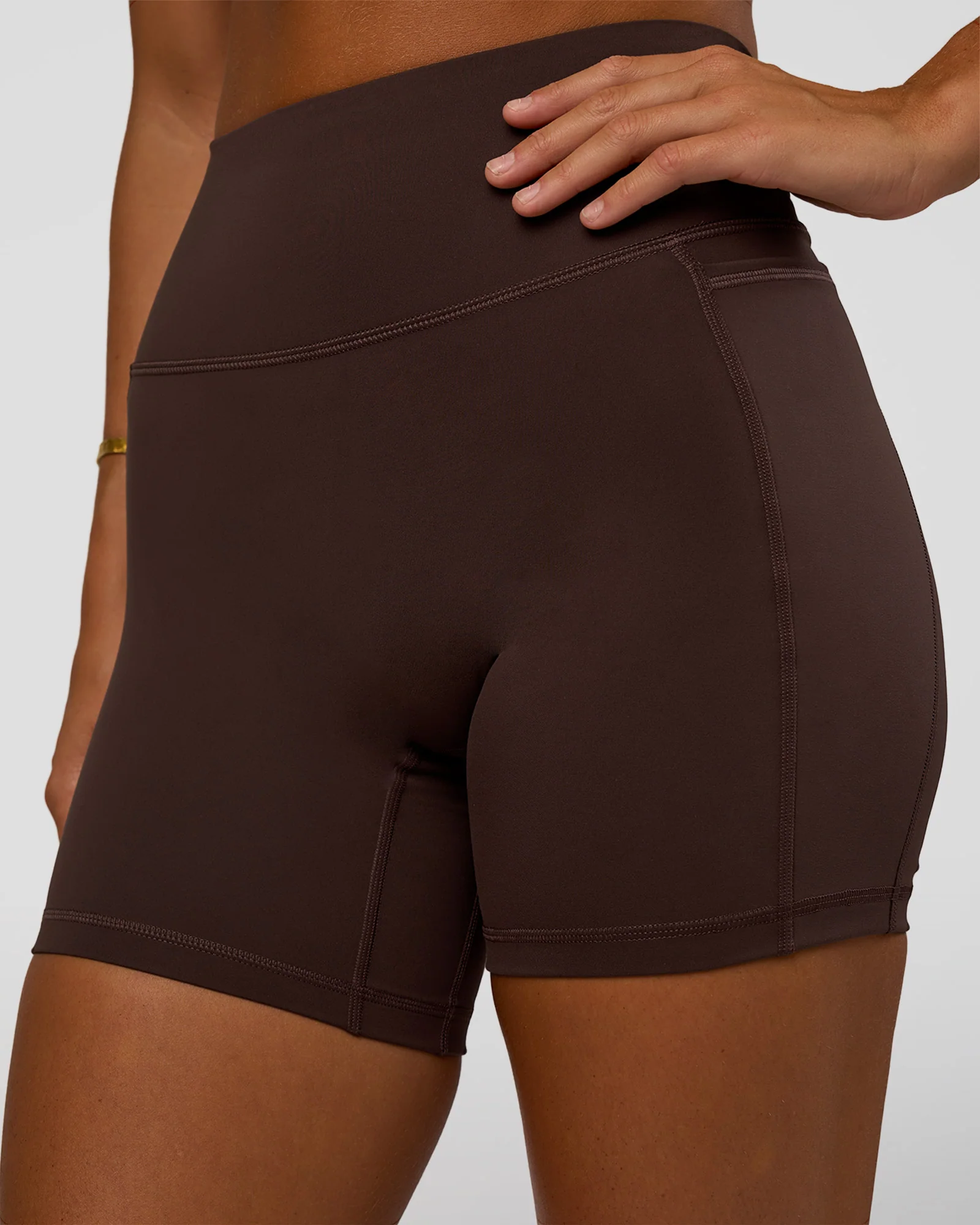 10491-fusion-v-contour-ultra-high-rise-6-short-pockets-hot-chocolate-6.webp Fusion V-Contour Ultra High-Rise 6" Short Pockets - Hot Chocolate
