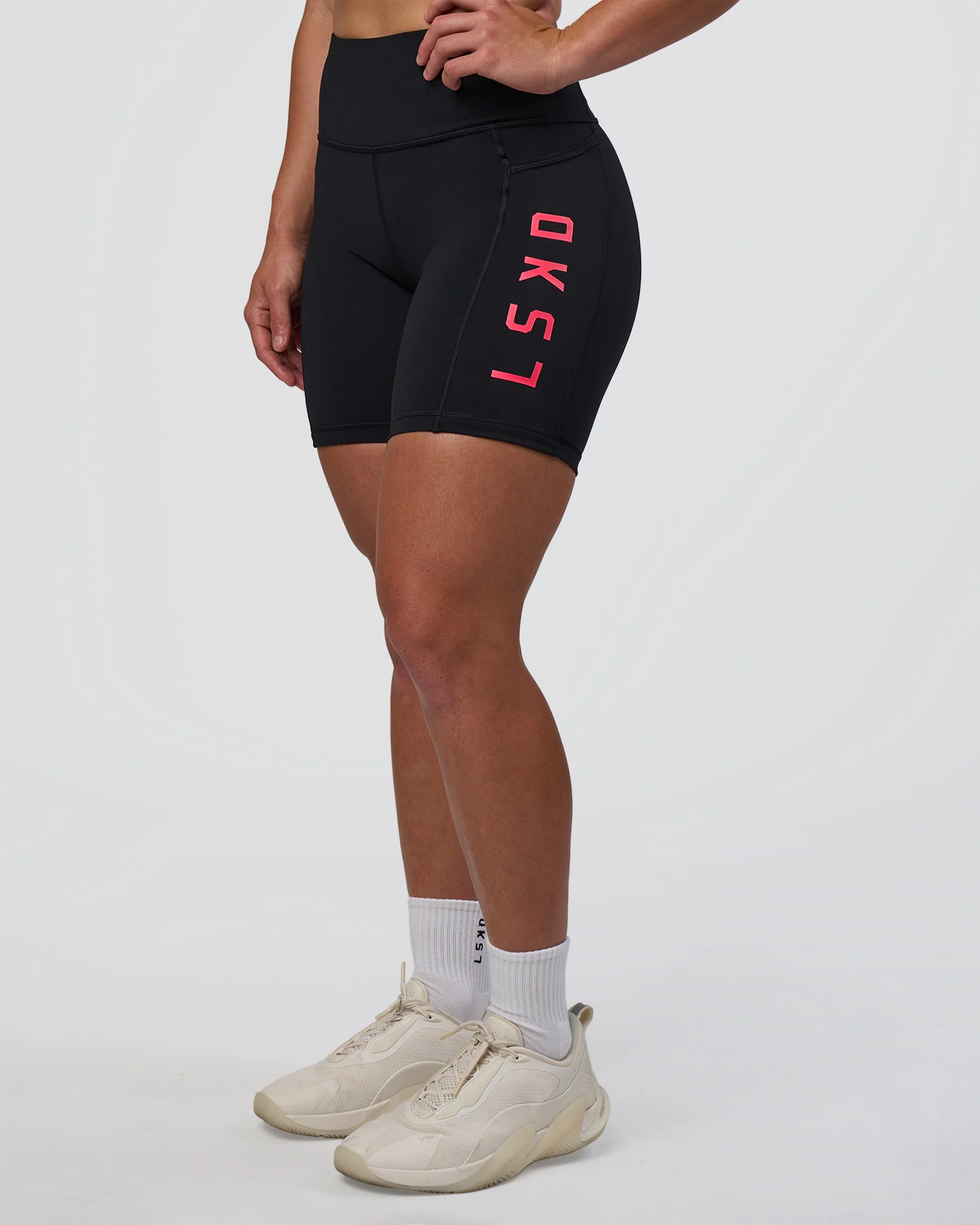 10702-rep-ultra-high-rise-6-short-pockets-black-bright-raspberry-1.webp Rep Ultra High-Rise 6" Short Pockets - Black-Bright Raspberry