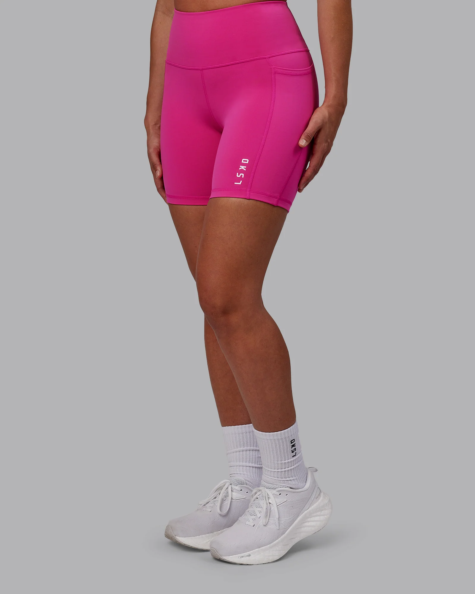 10783-flux-ultra-high-rise-6-short-pockets-fuchsia-pink-1.webp Flux Ultra High-Rise 6" Short Pockets - Fuchsia Pink