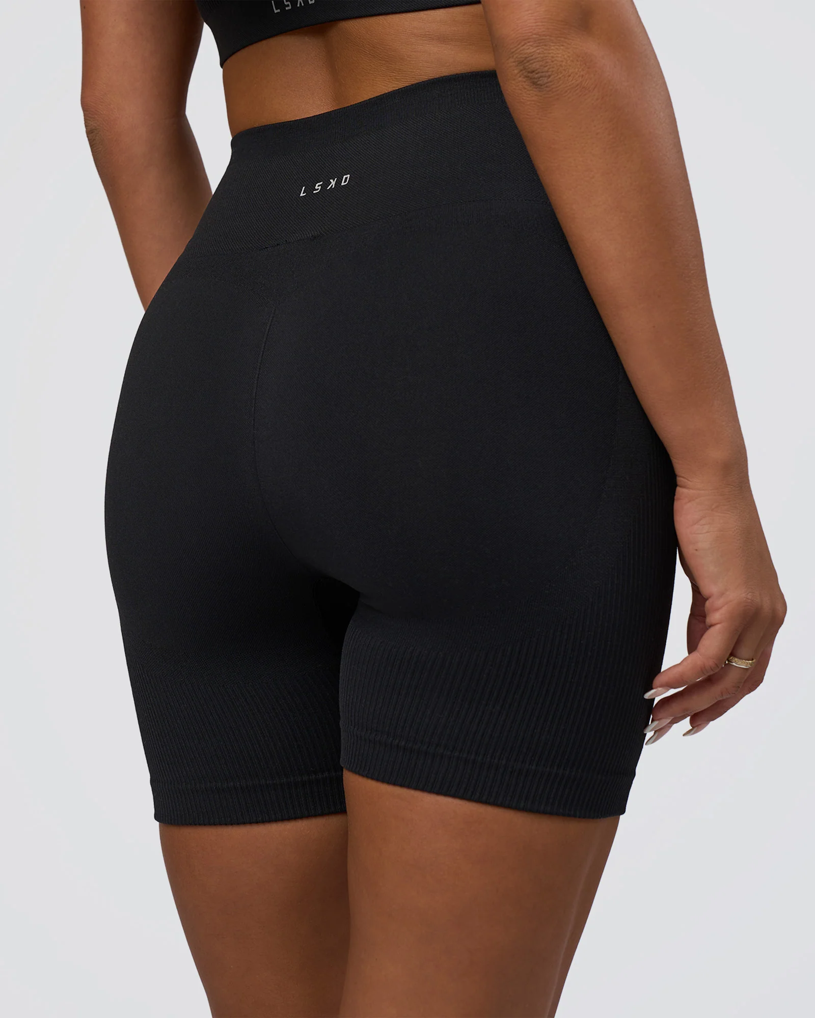 11068-surge-seamless-high-rise-6-short-black-2.webp Surge Seamless High-Rise 6" Short - Black