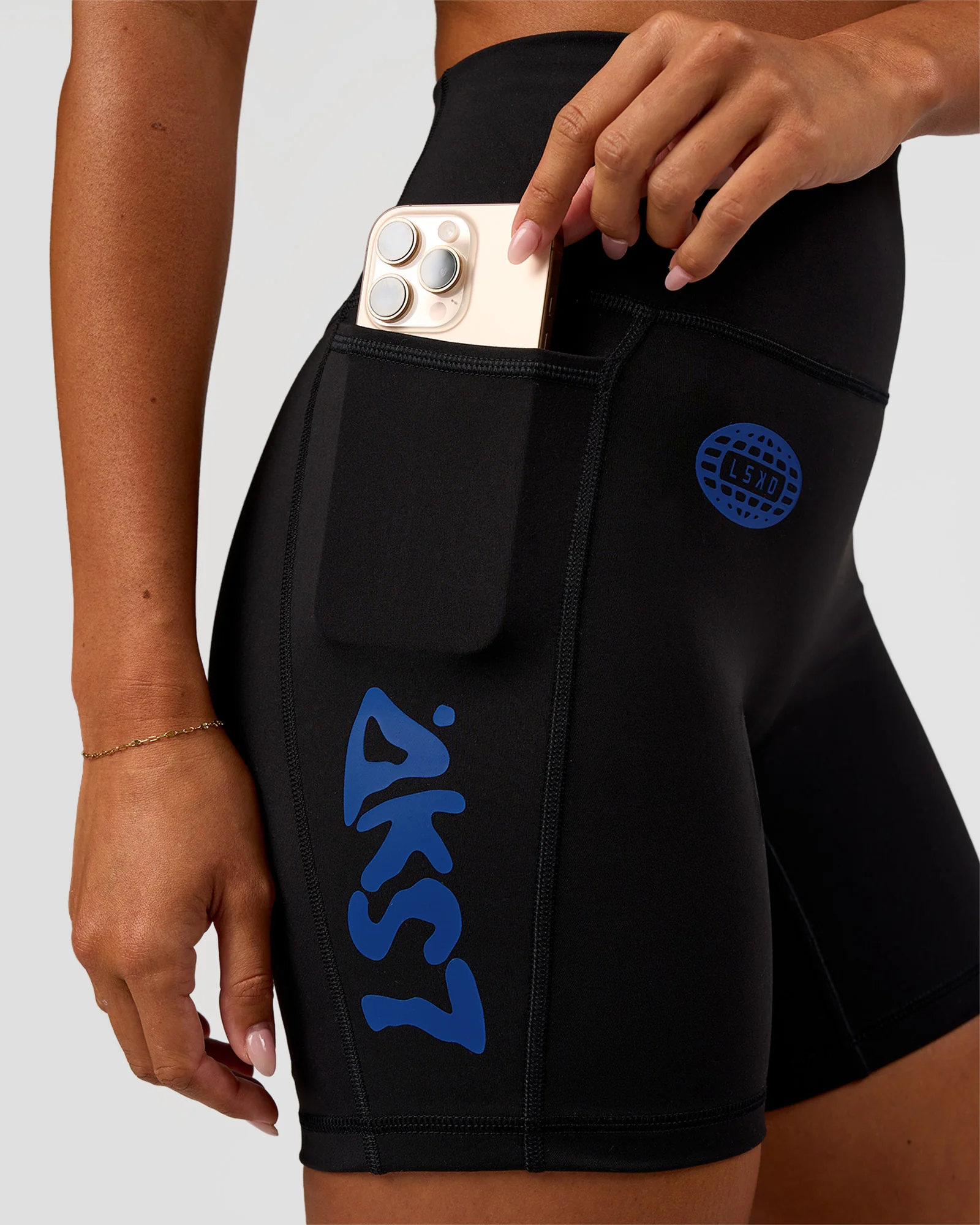 11095-fusion-hype-graphic-ultra-high-rise-6-short-pockets-black-electric-indigo-3.webp Fusion Hype Graphic Ultra High-Rise 6" Short Pockets - Black-Electric Indigo