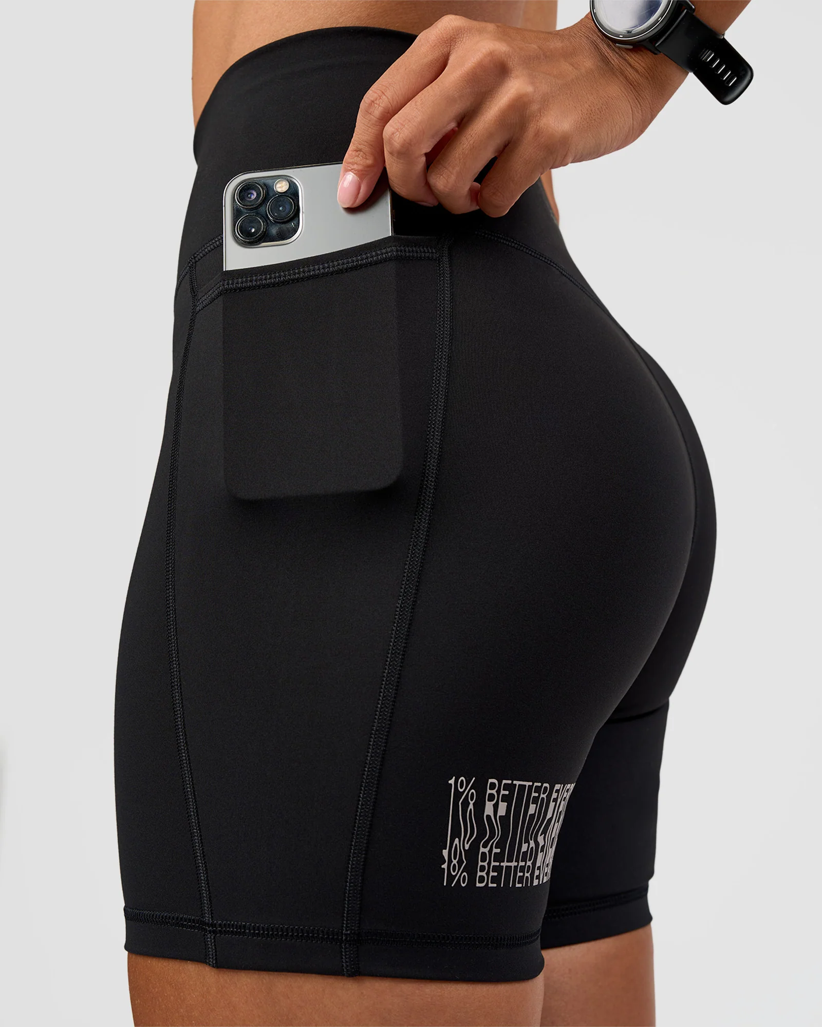 11185-fusion-hype-graphic-ultra-high-rise-6-short-pockets-black-alloy-4.webp Fusion Hype Graphic Ultra High-Rise 6" Short Pockets - Black-Alloy