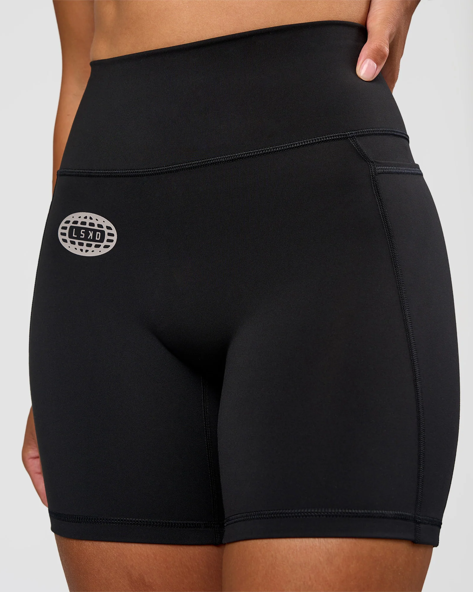 11185-fusion-hype-graphic-ultra-high-rise-6-short-pockets-black-alloy-8.webp Fusion Hype Graphic Ultra High-Rise 6" Short Pockets - Black-Alloy