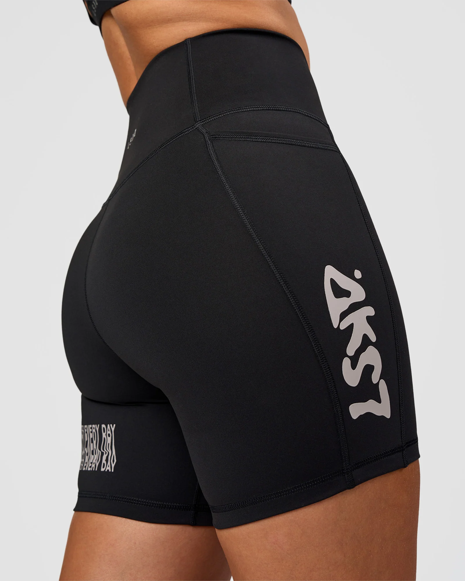 11185-fusion-hype-graphic-ultra-high-rise-6-short-pockets-black-alloy-9.webp Fusion Hype Graphic Ultra High-Rise 6" Short Pockets - Black-Alloy