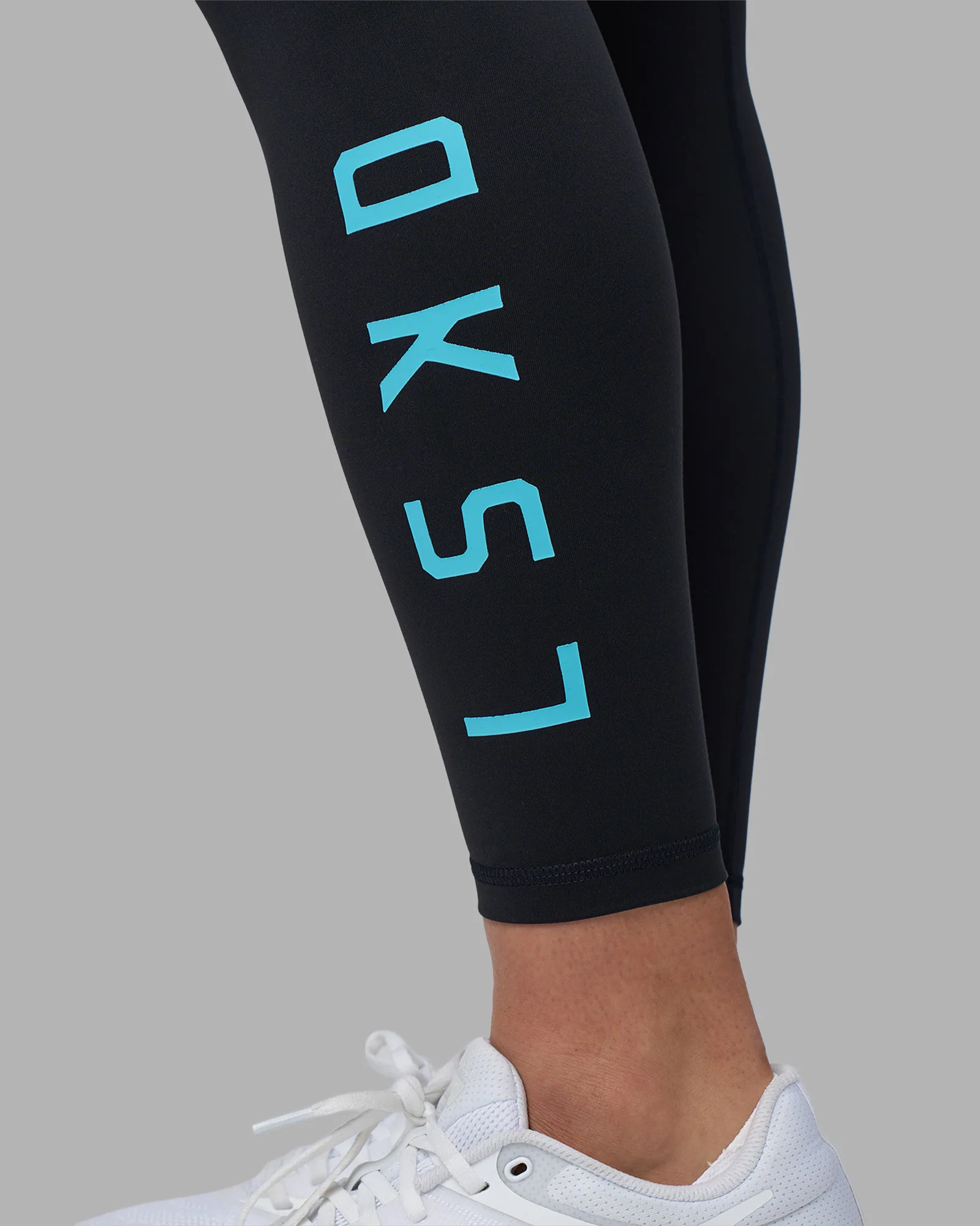 11329-rep-ultra-high-rise-7-8-legging-pockets-black-blue-atoll-3.webp Rep Ultra High-Rise 7/8 Legging Pockets - Black-Blue Atoll