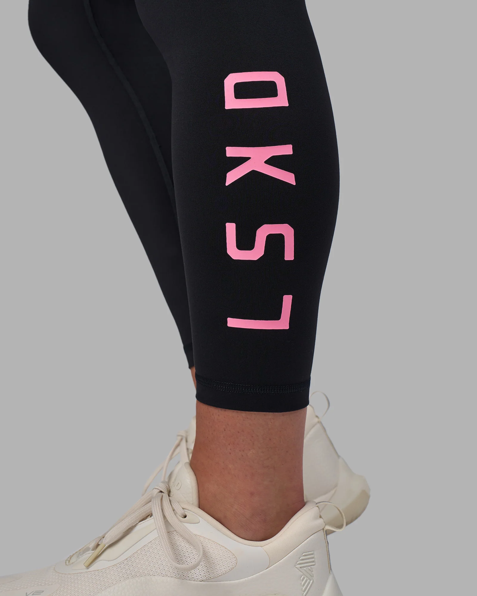 11482-rep-ultra-high-rise-7-8-legging-pockets-black-candy-pink-2.webp Rep Ultra High-Rise 7/8 Legging Pockets - Black-Candy Pink
