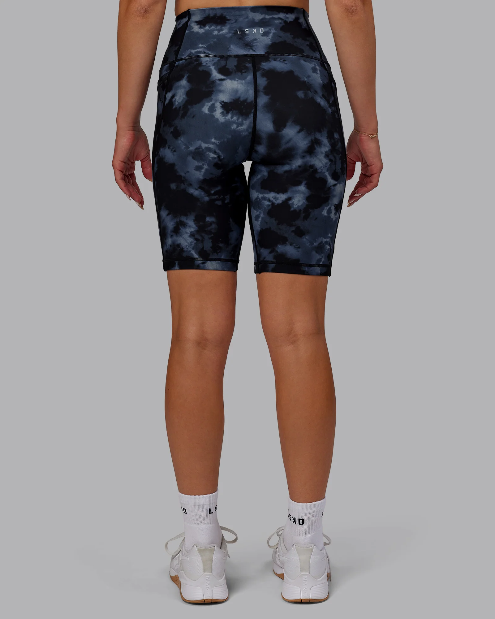 11738-fusion-ultra-high-rise-9-short-pockets-tie-dye-midnight-4.webp Fusion Ultra High-Rise 9" Short Pockets - Tie Dye-Midnight