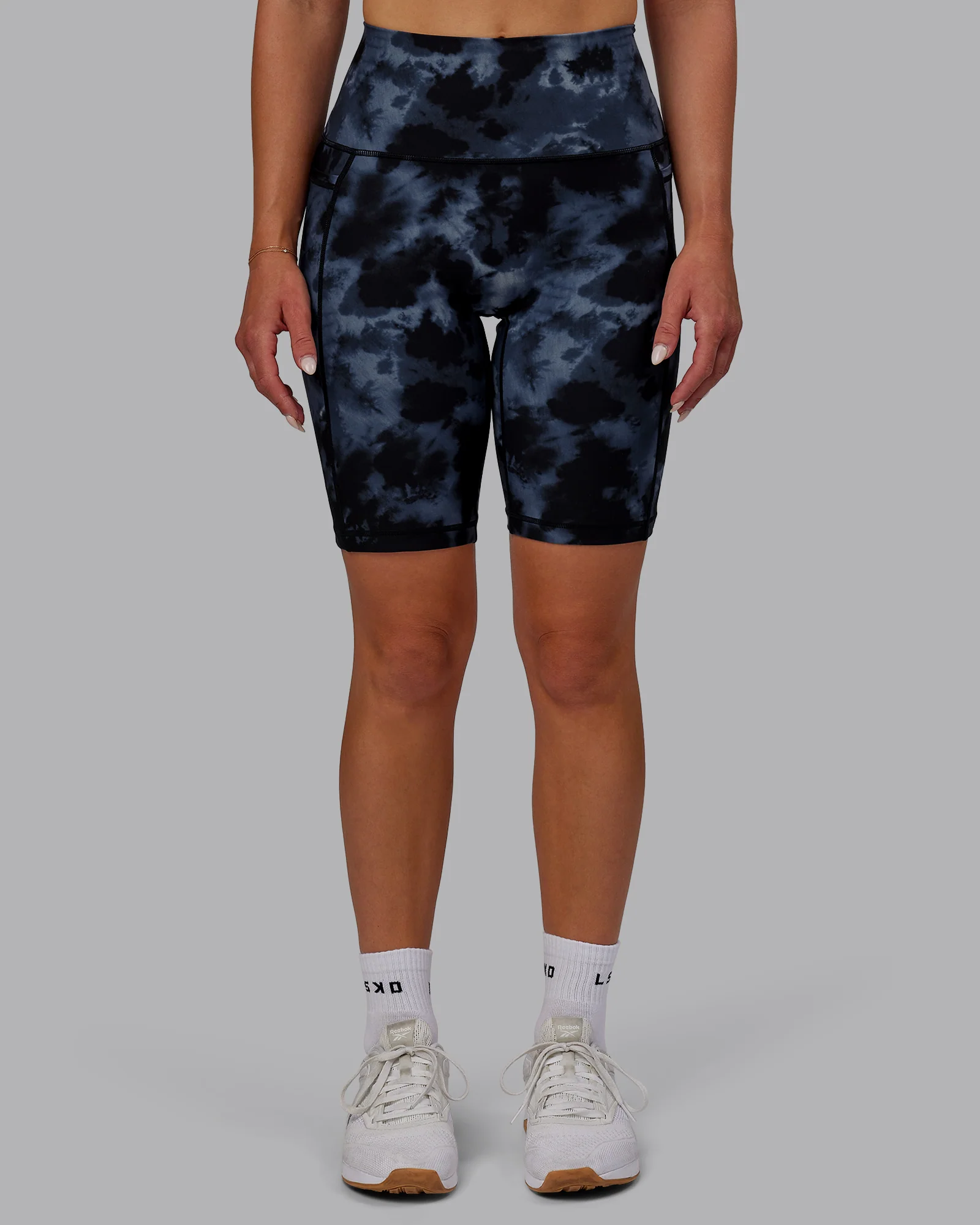 11738-fusion-ultra-high-rise-9-short-pockets-tie-dye-midnight-9.webp Fusion Ultra High-Rise 9" Short Pockets - Tie Dye-Midnight