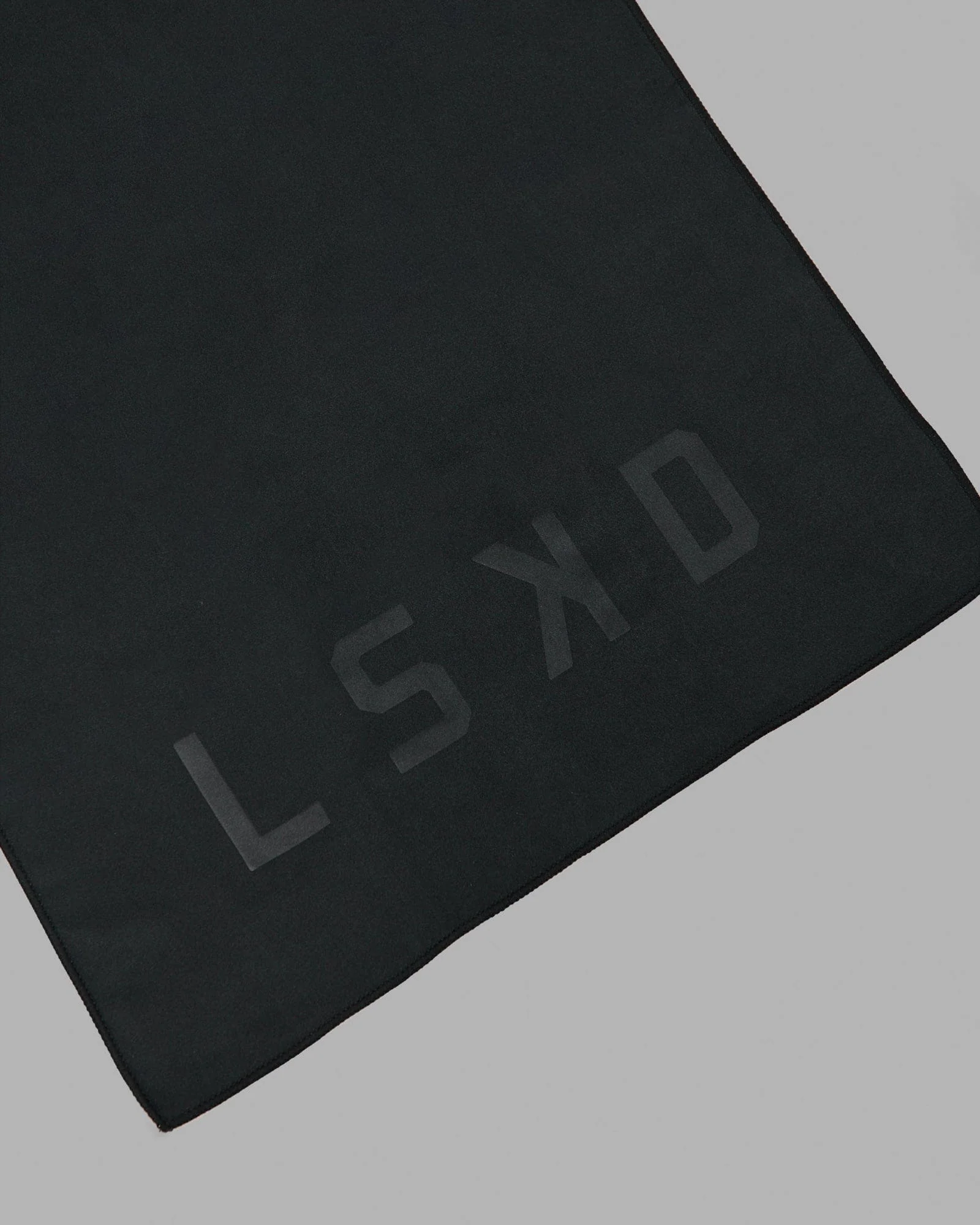 12523-perform-microfibre-lightweight-towel-medium-black-3.webp Perform Microfibre Lightweight Towel Medium - Black