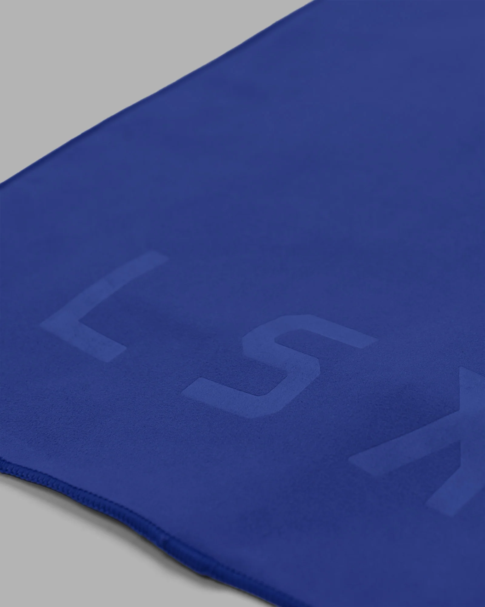 12562-perform-microfibre-lightweight-towel-small-power-cobalt-4.webp Perform Microfibre Lightweight Towel Small - Power Cobalt