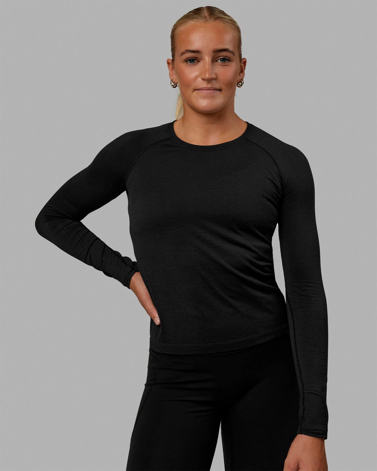 12673-aeroflx-seamless-long-sleeve-tee-black-marl-3.webp AeroFLX+ Seamless Long Sleeve Tee - Black Marl