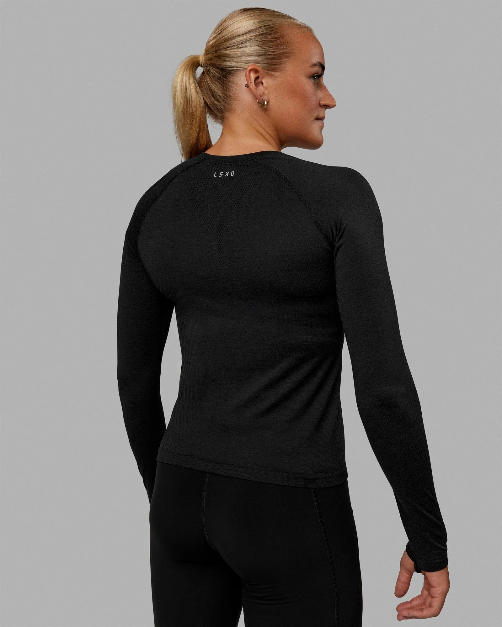12673-aeroflx-seamless-long-sleeve-tee-black-marl-6.webp AeroFLX+ Seamless Long Sleeve Tee - Black Marl