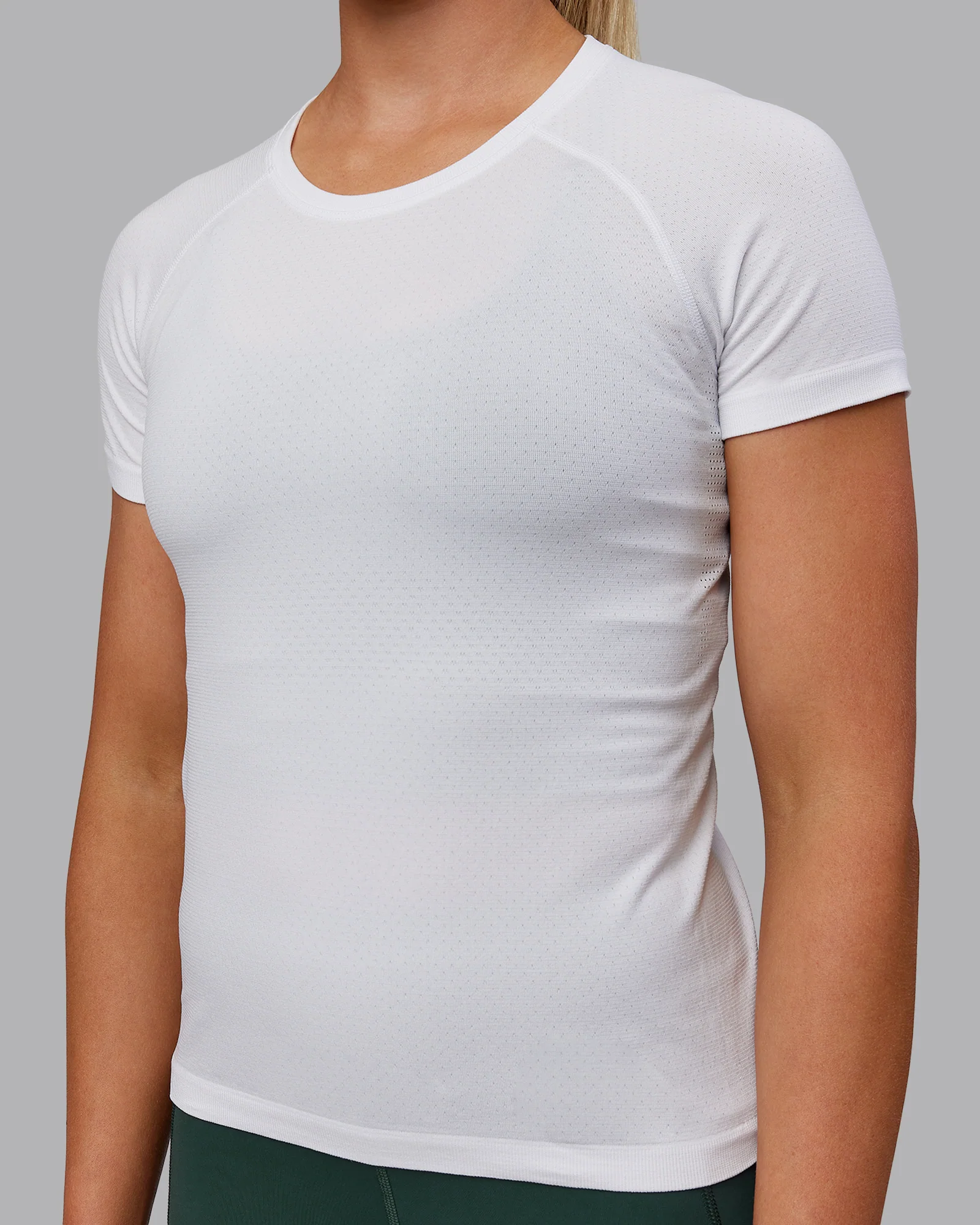 12713-aeroflx-seamless-tee-white-white-5.webp AeroFLX+ Seamless Tee - White/White