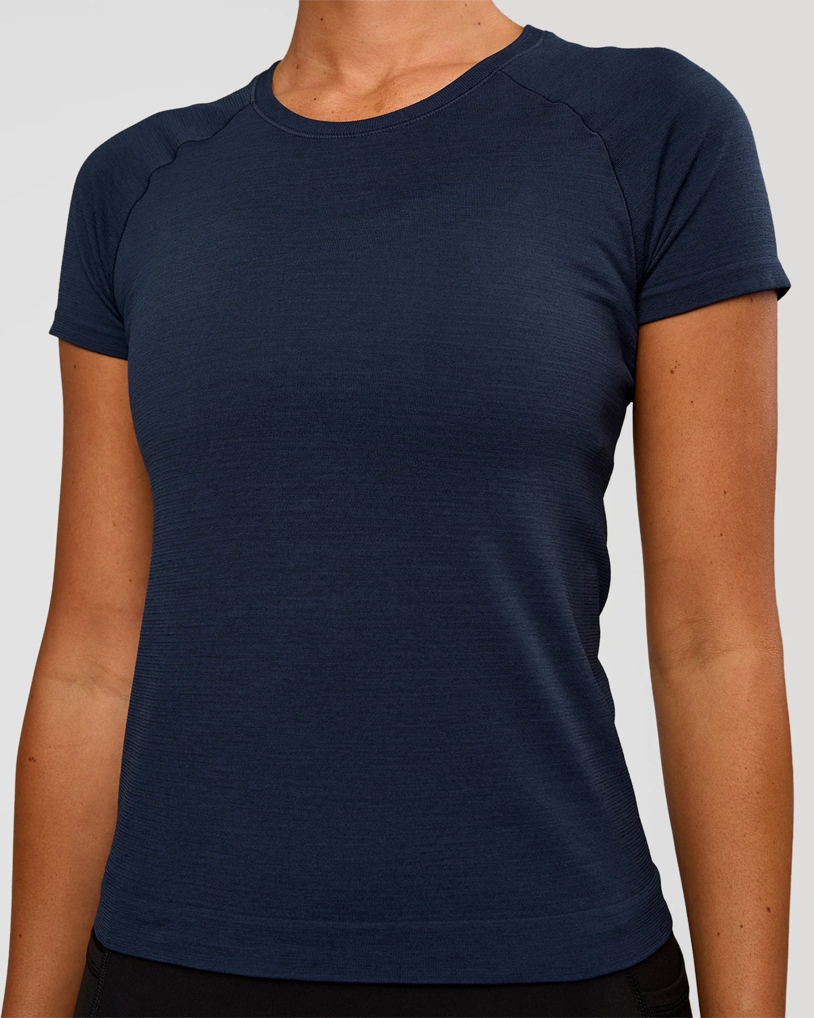 12825-aeroflx-seamless-tee-future-navy-future-navy-4.webp AeroFLX+ Seamless Tee - Future Navy/Future Navy