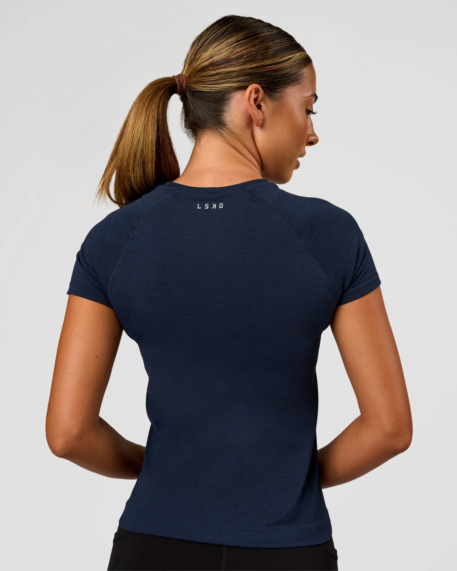 12825-aeroflx-seamless-tee-future-navy-future-navy-6.webp AeroFLX+ Seamless Tee - Future Navy/Future Navy