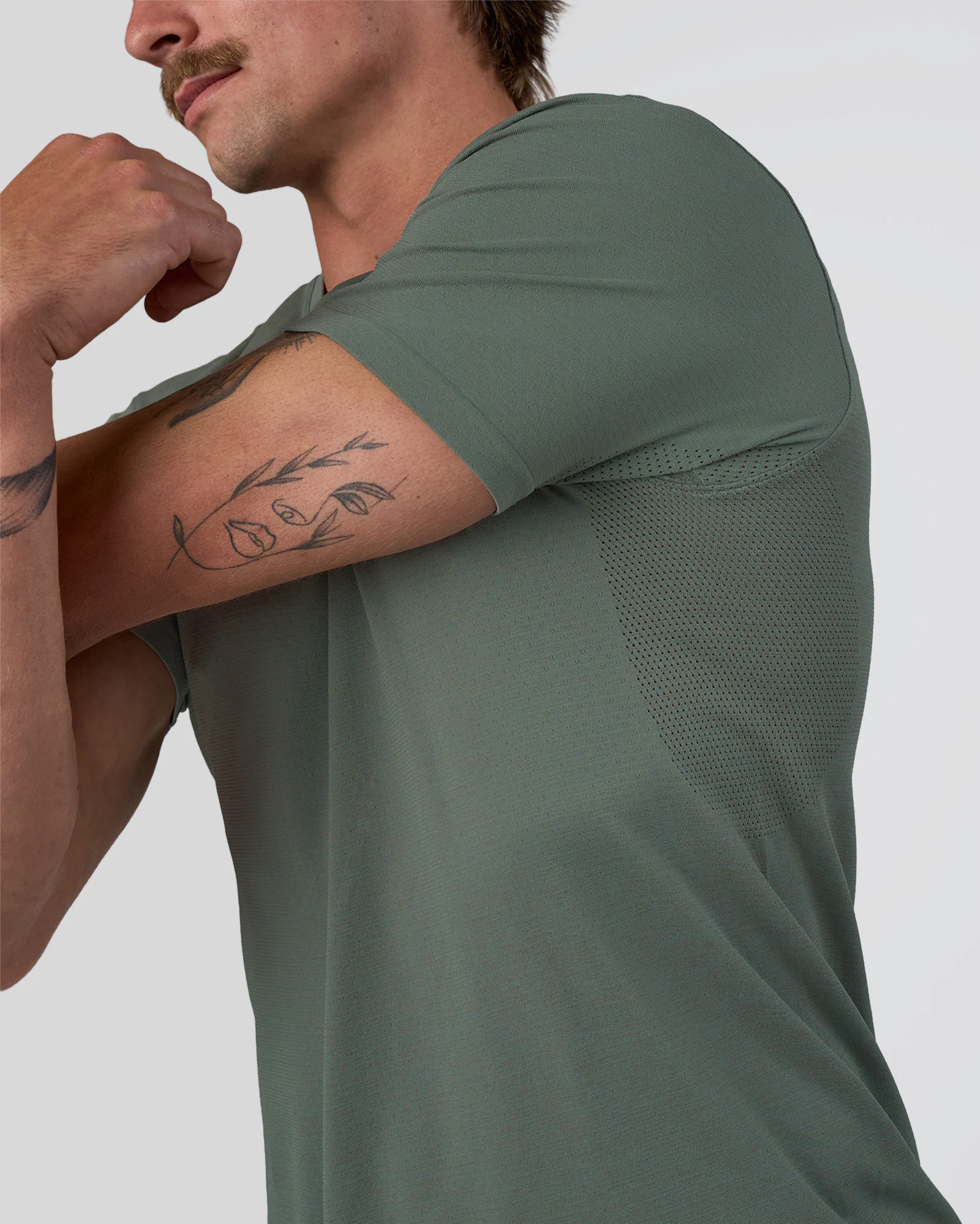 12857-aeroflx-seamless-set-in-tee-graphite-graphite-2.webp AeroFLX+ Seamless Set In Tee - Graphite/Graphite
