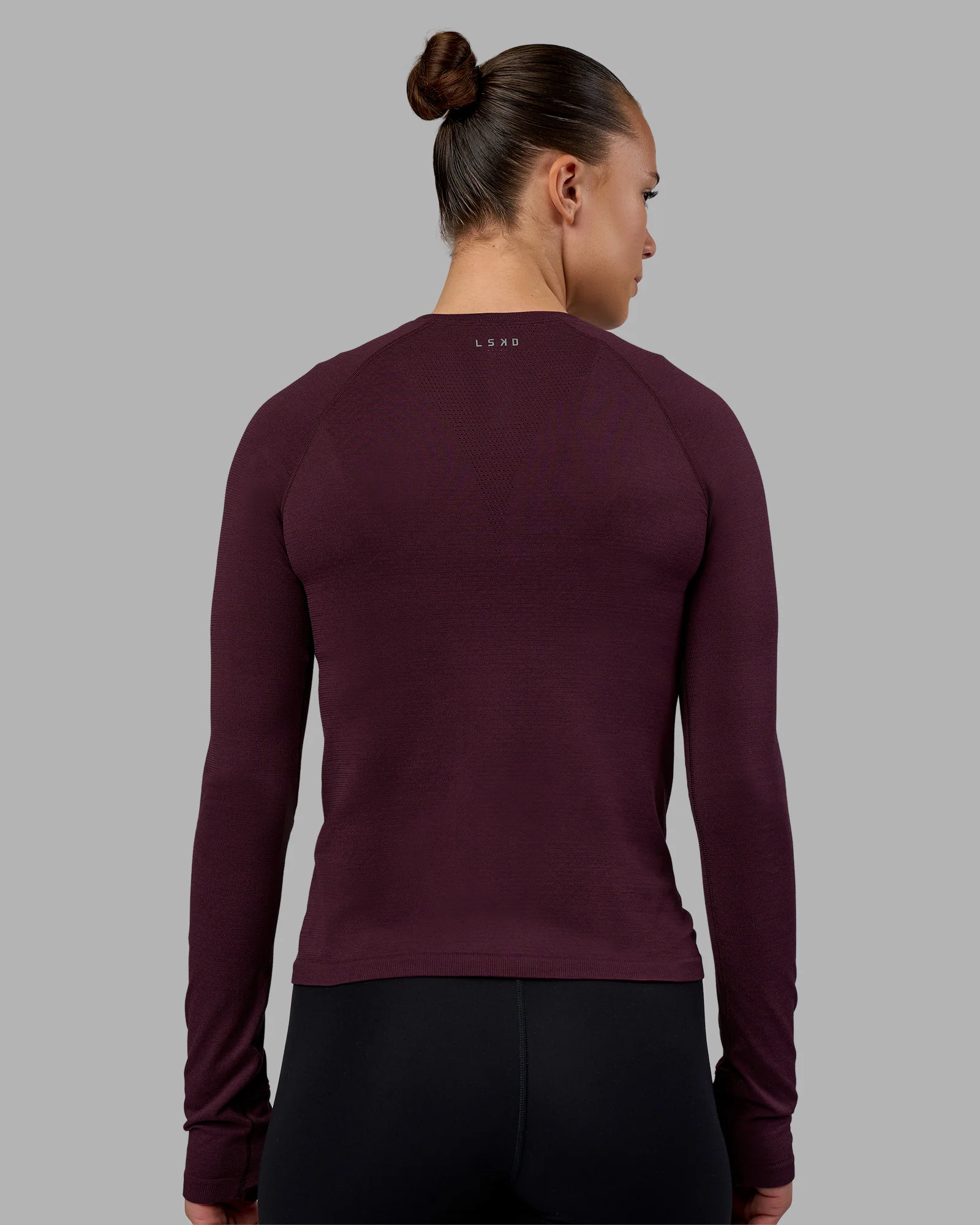 12881-aeroflx-seamless-long-sleeve-tee-cherry-lacquer-cherry-lacquer-4.webp AeroFLX+ Seamless Long Sleeve Tee - Cherry Lacquer/Cherry Lacquer