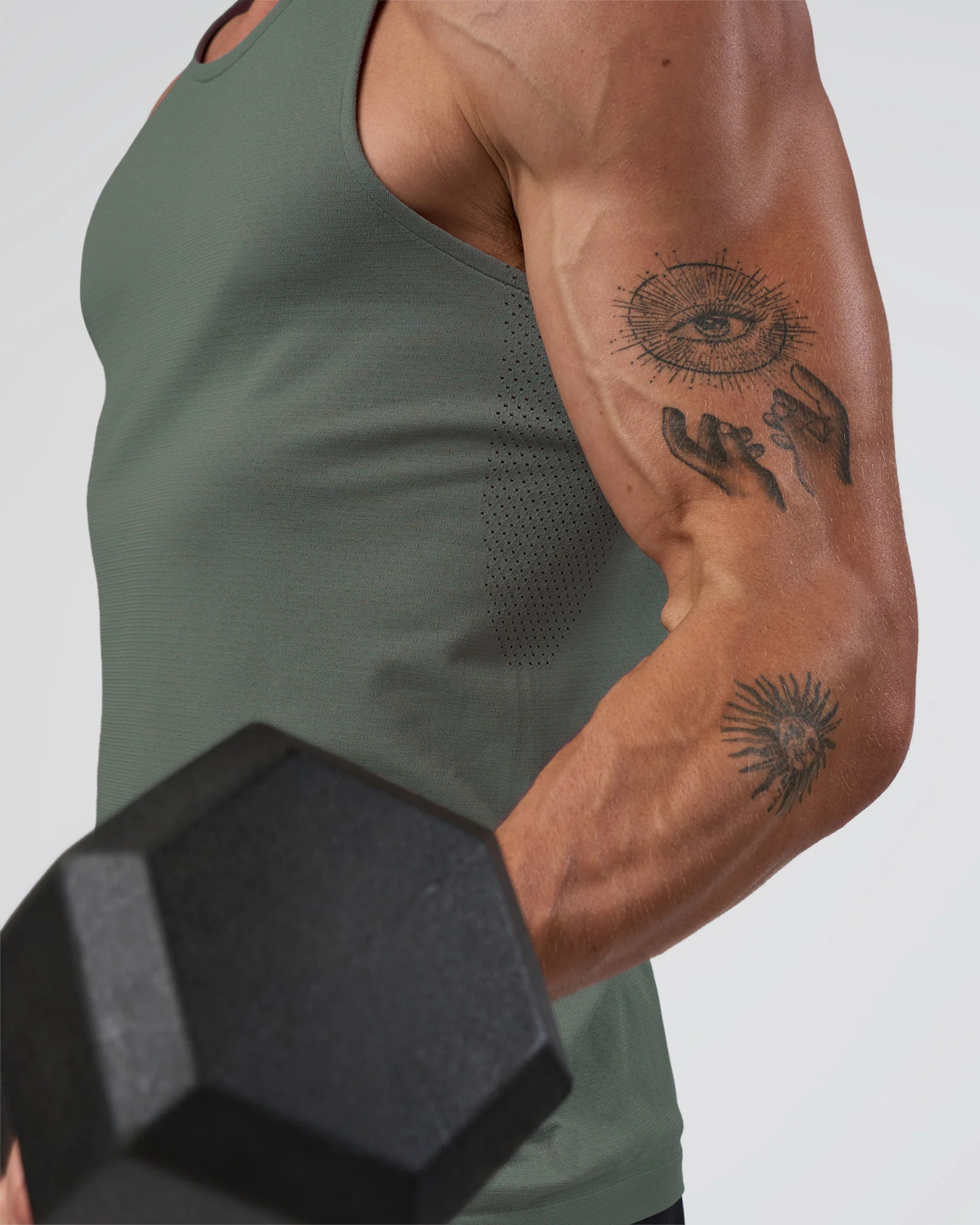 12897-aeroflx-seamless-tank-graphite-graphite-2.webp AeroFLX+ Seamless Tank - Graphite/Graphite