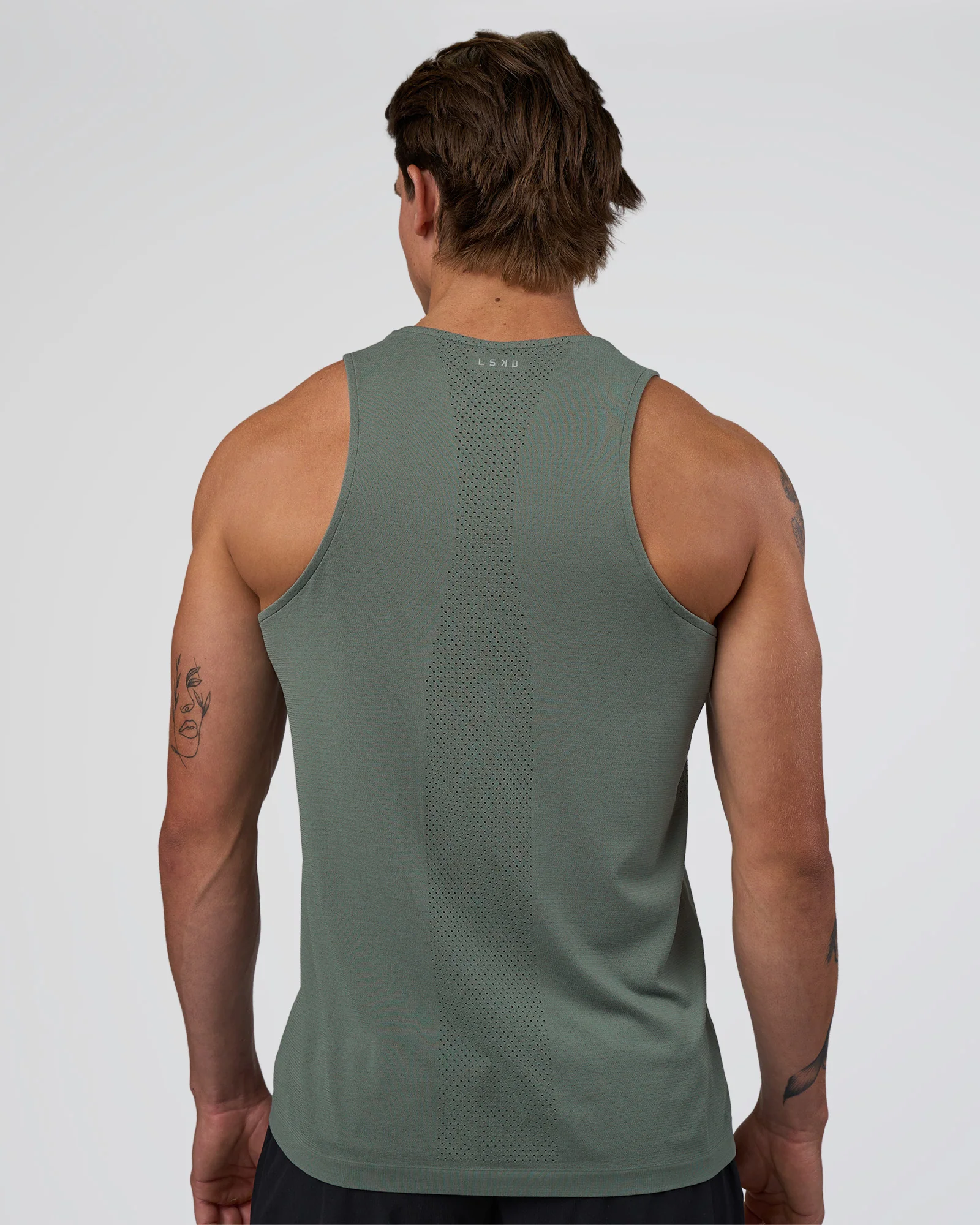 12897-aeroflx-seamless-tank-graphite-graphite-4.webp AeroFLX+ Seamless Tank - Graphite/Graphite