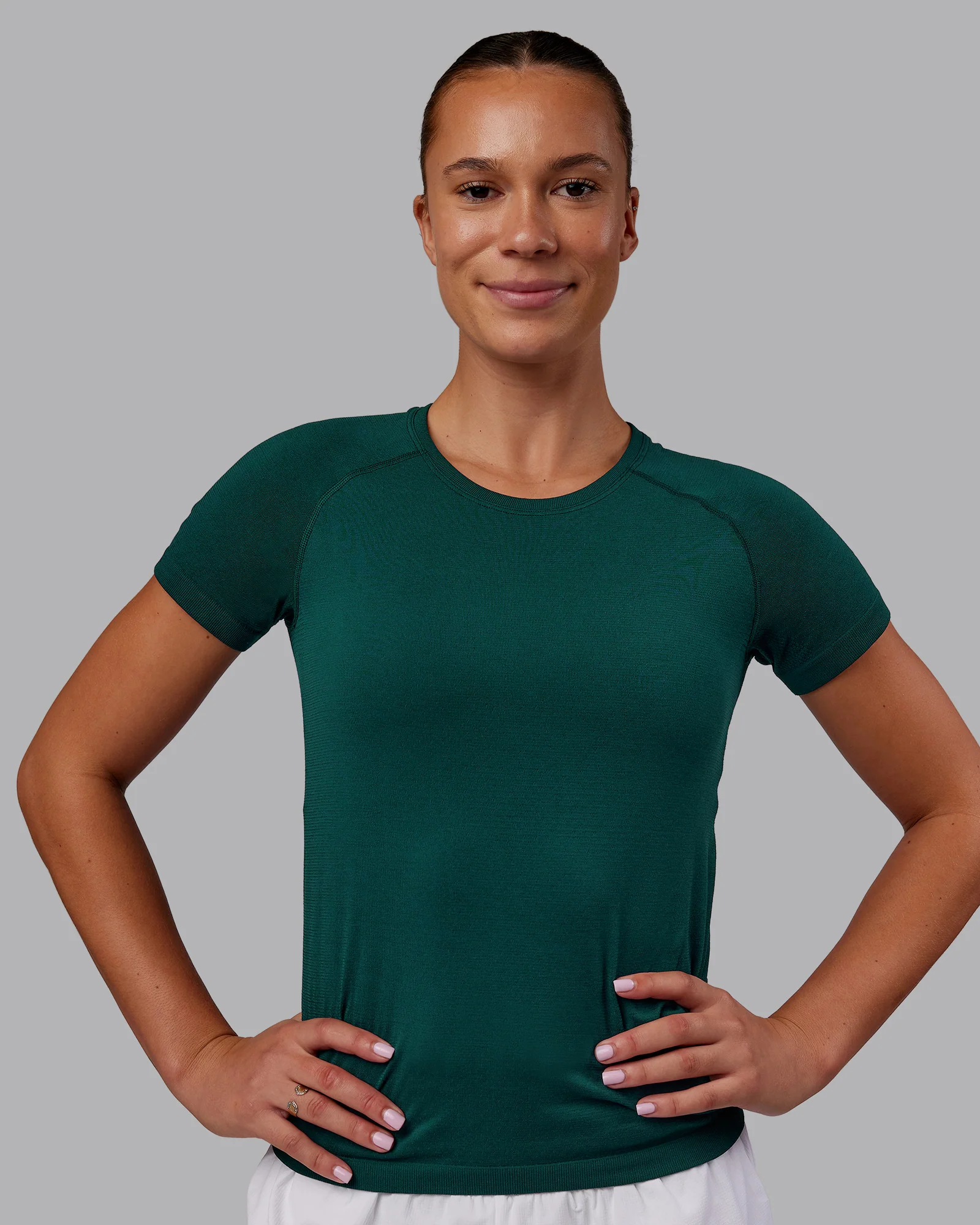 12969-aeroflx-seamless-tee-dark-moss-dark-moss-1.webp AeroFLX+ Seamless Tee - Dark Moss/Dark Moss