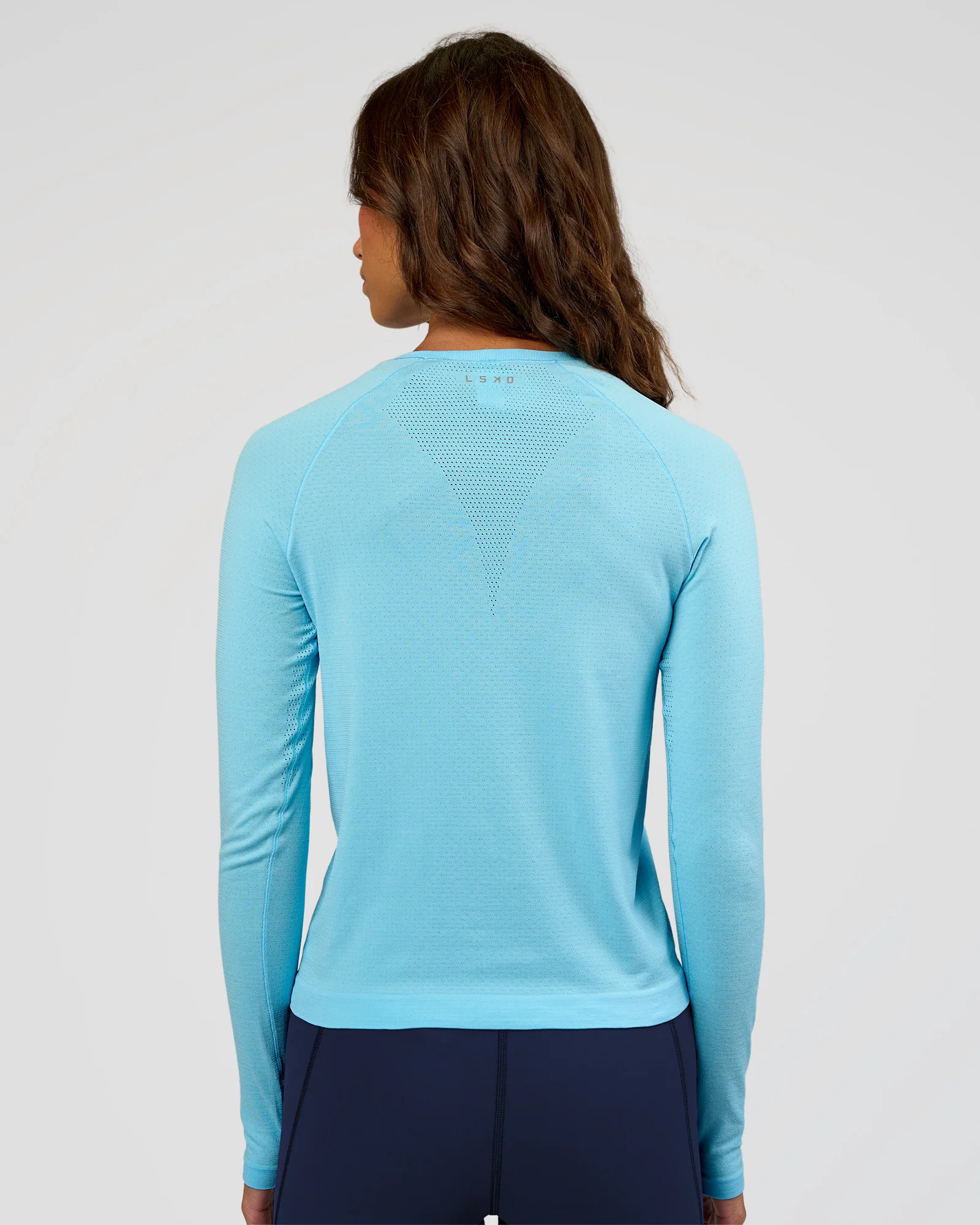 13001-aeroflx-seamless-long-sleeve-tee-baltic-sea-baltic-sea-4.webp AeroFLX+ Seamless Long Sleeve Tee - Baltic Sea/Baltic Sea