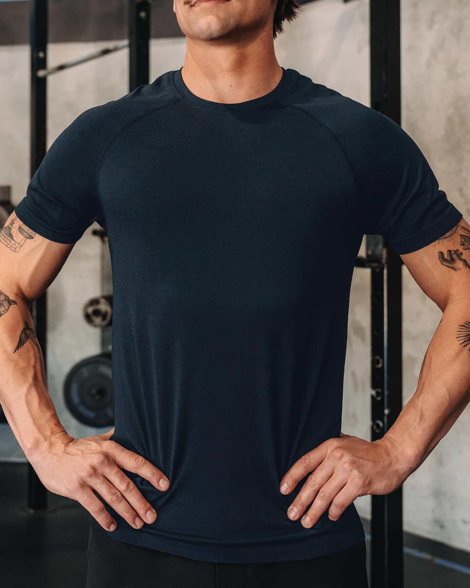 13025-aeroflx-seamless-tee-navy-navy-5.webp AeroFLX+ Seamless Tee - Navy/Navy