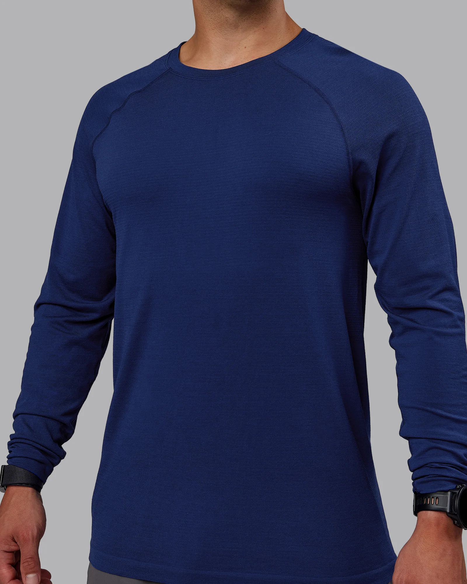 13122-aeroflx-seamless-long-sleeve-tee-midnight-blue-midnight-blue-3.webp AeroFLX+ Seamless Long Sleeve Tee - Midnight Blue/Midnight Blue