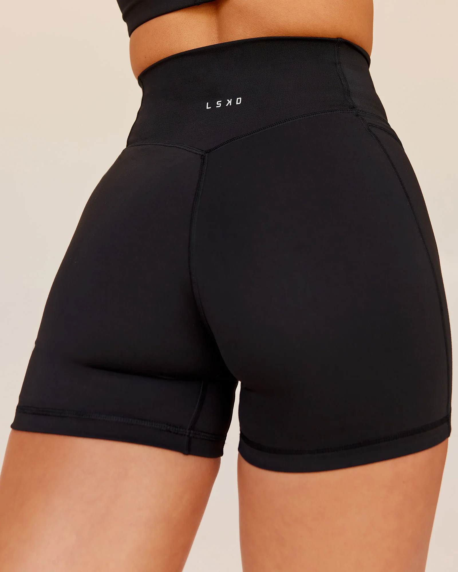 13800-fusion-v-contour-ultra-high-rise-4-short-pockets-black-1.webp Fusion V-Contour Ultra High-Rise 4" Short Pockets - Black