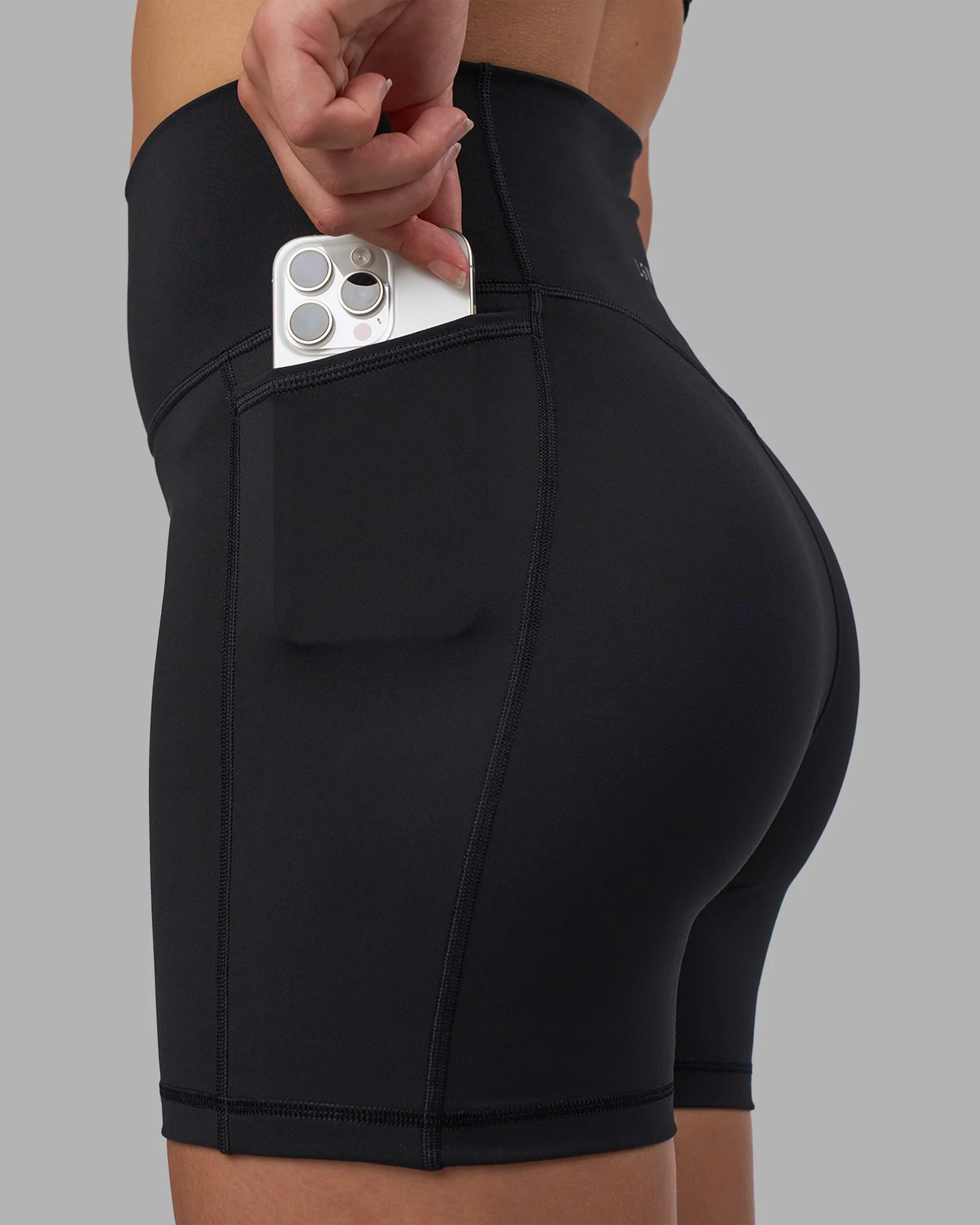 Fusion V-Contour Ultra High-Rise 4" Short Pockets - Black