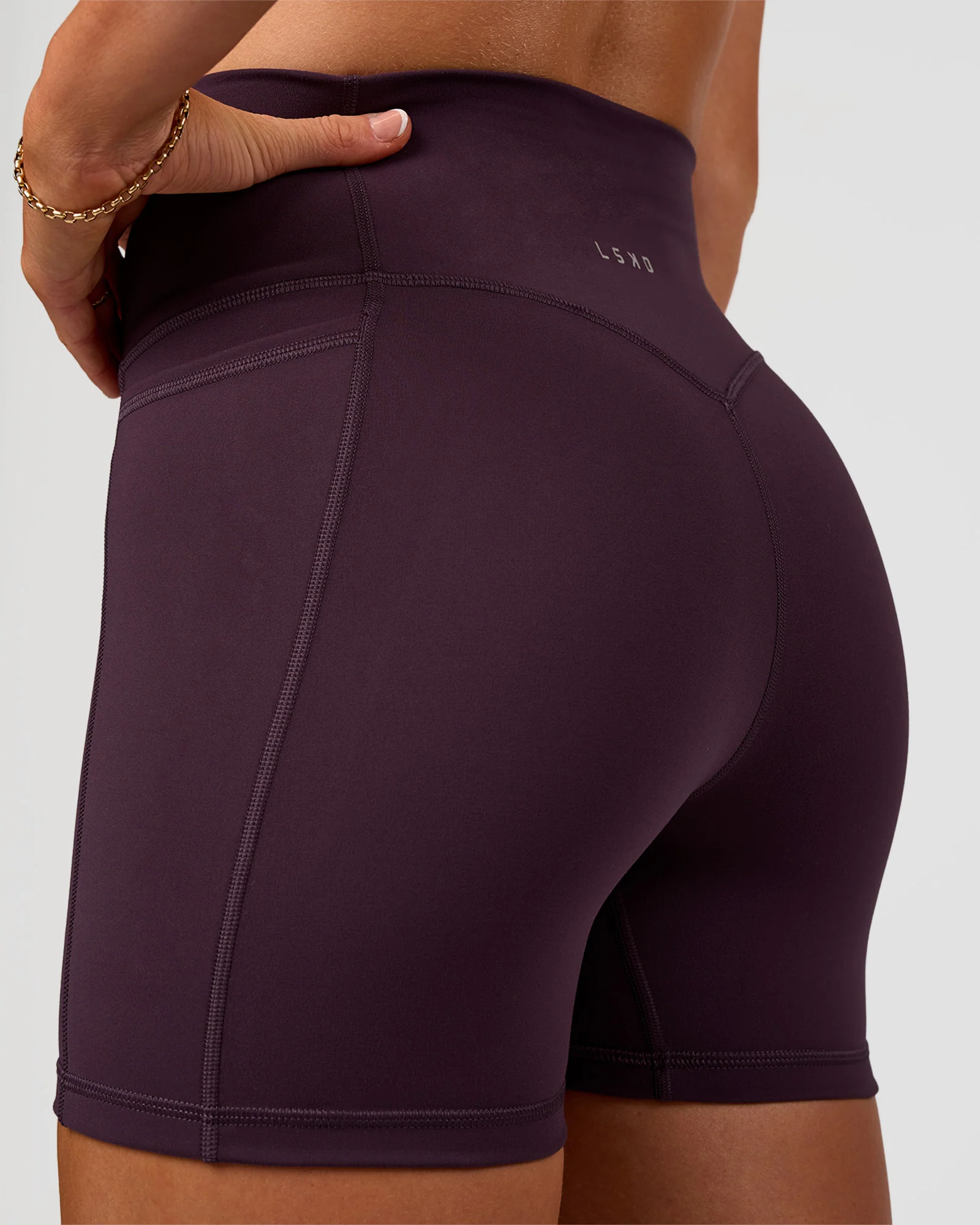 13942-fusion-v-contour-ultra-high-rise-4-short-pockets-midnight-plum-2.webp Fusion V-Contour Ultra High-Rise 4" Short Pockets - Midnight Plum