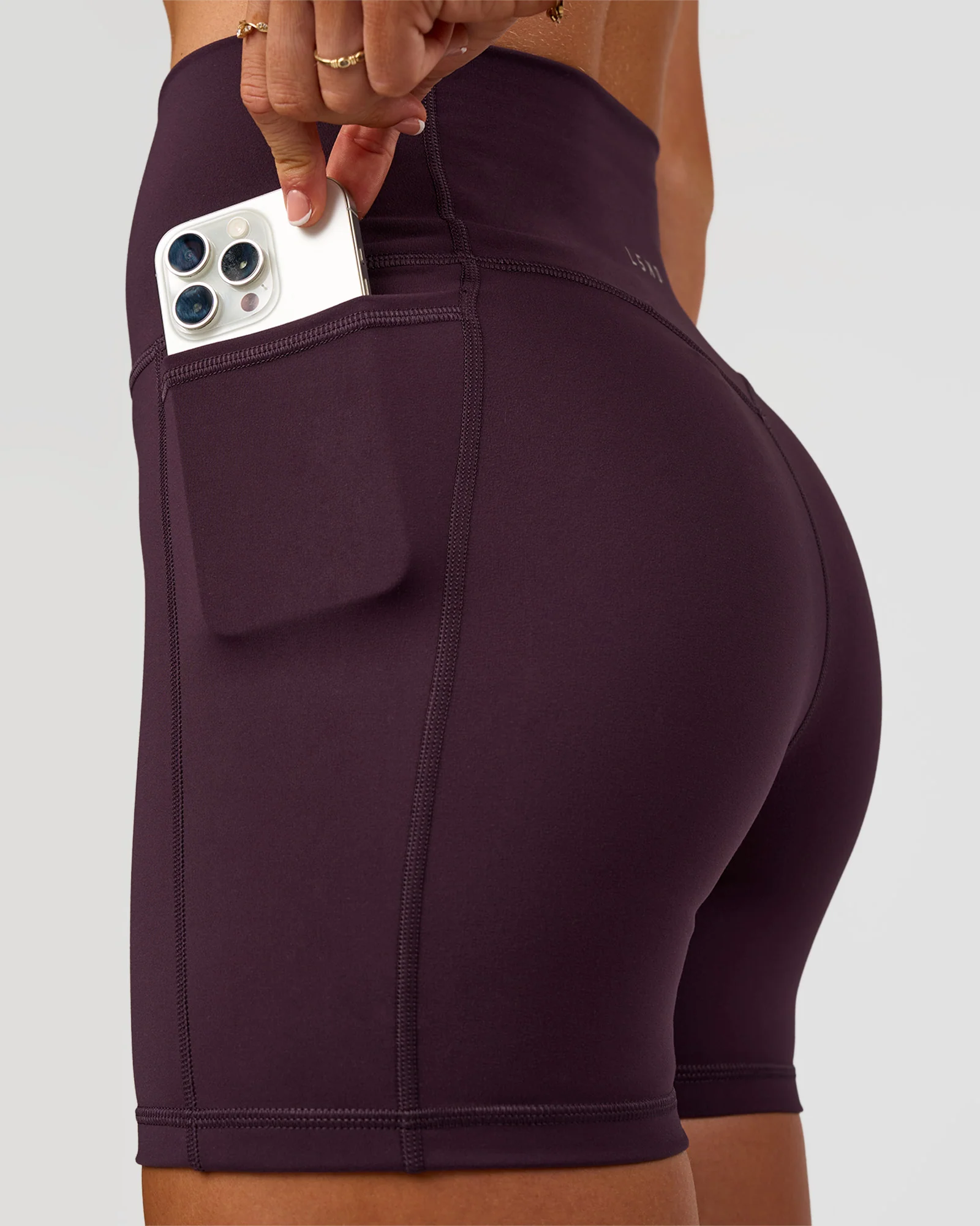 13942-fusion-v-contour-ultra-high-rise-4-short-pockets-midnight-plum-3.webp Fusion V-Contour Ultra High-Rise 4" Short Pockets - Midnight Plum