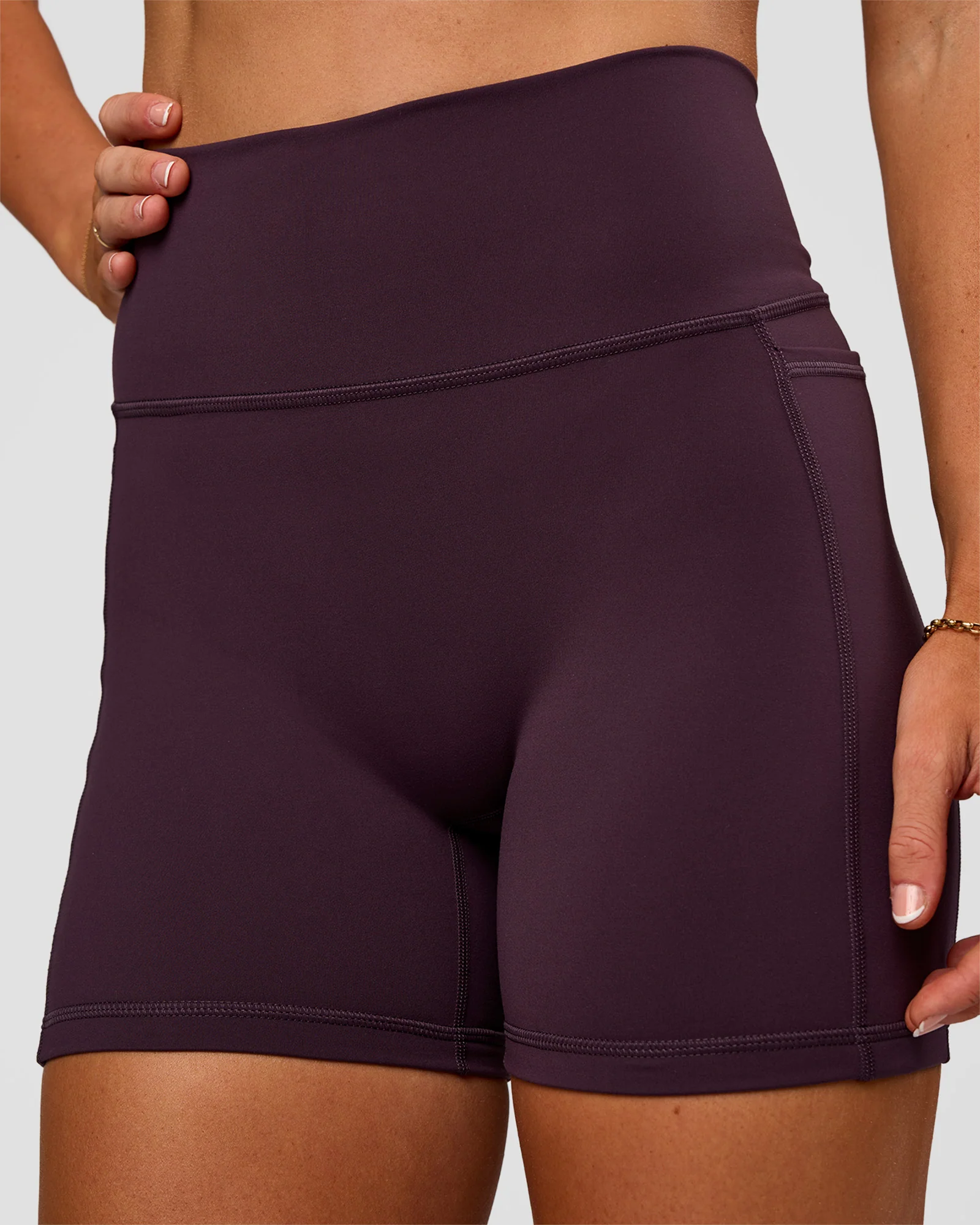 13942-fusion-v-contour-ultra-high-rise-4-short-pockets-midnight-plum-7.webp Fusion V-Contour Ultra High-Rise 4" Short Pockets - Midnight Plum