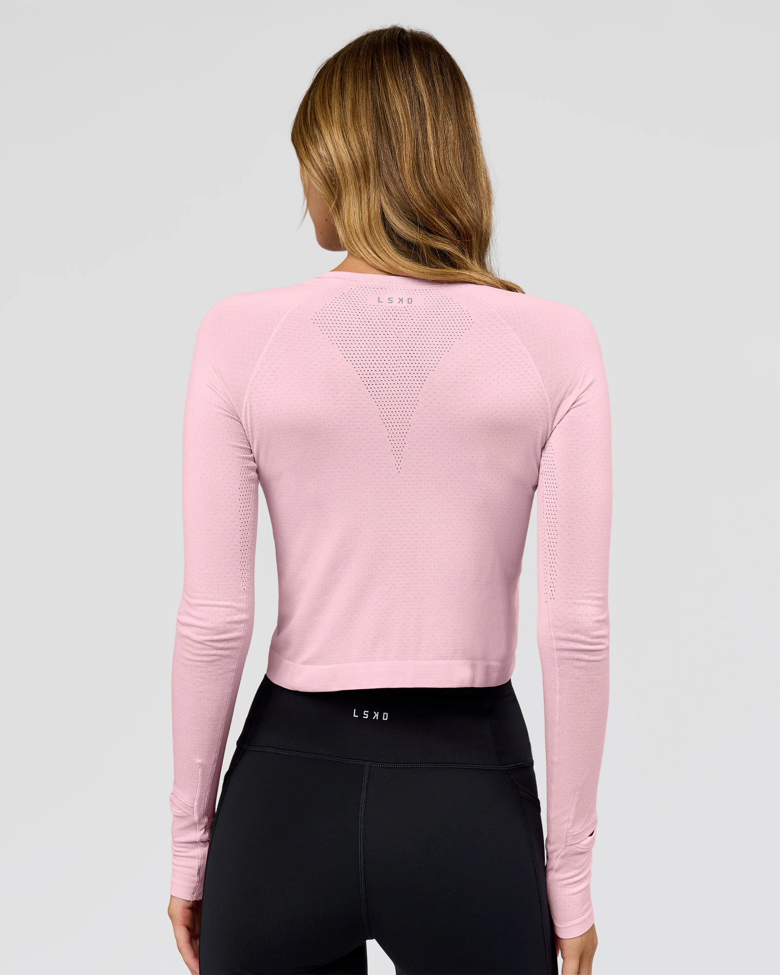 1401-aeroflx-seamless-long-sleeve-skimmer-tee-marshmallow-marshmallow-4.webp AeroFLX+ Seamless Long Sleeve Skimmer Tee - Marshmallow/Marshmallow