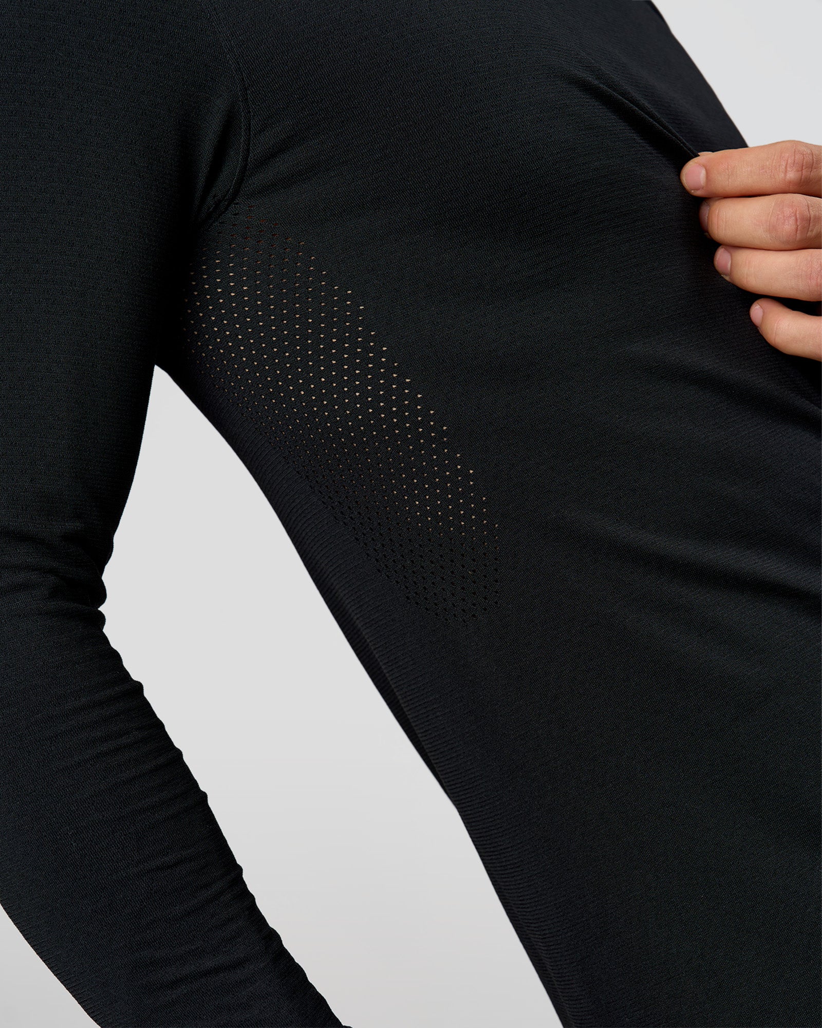 AeroFLX+ Seamless Long Sleeve Tee (Set in Sleeve) - Black/Black