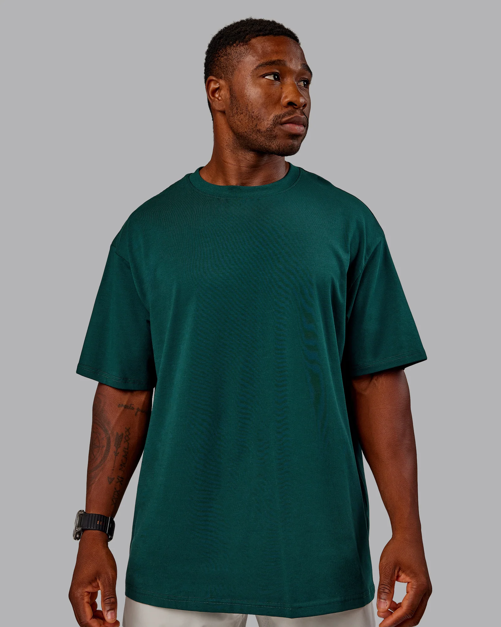 16696-variation-flxcotton-oversized-tee-dark-moss-digital-mist-4.webp Variation FLXCotton Oversized Tee - Dark Moss-Digital Mist