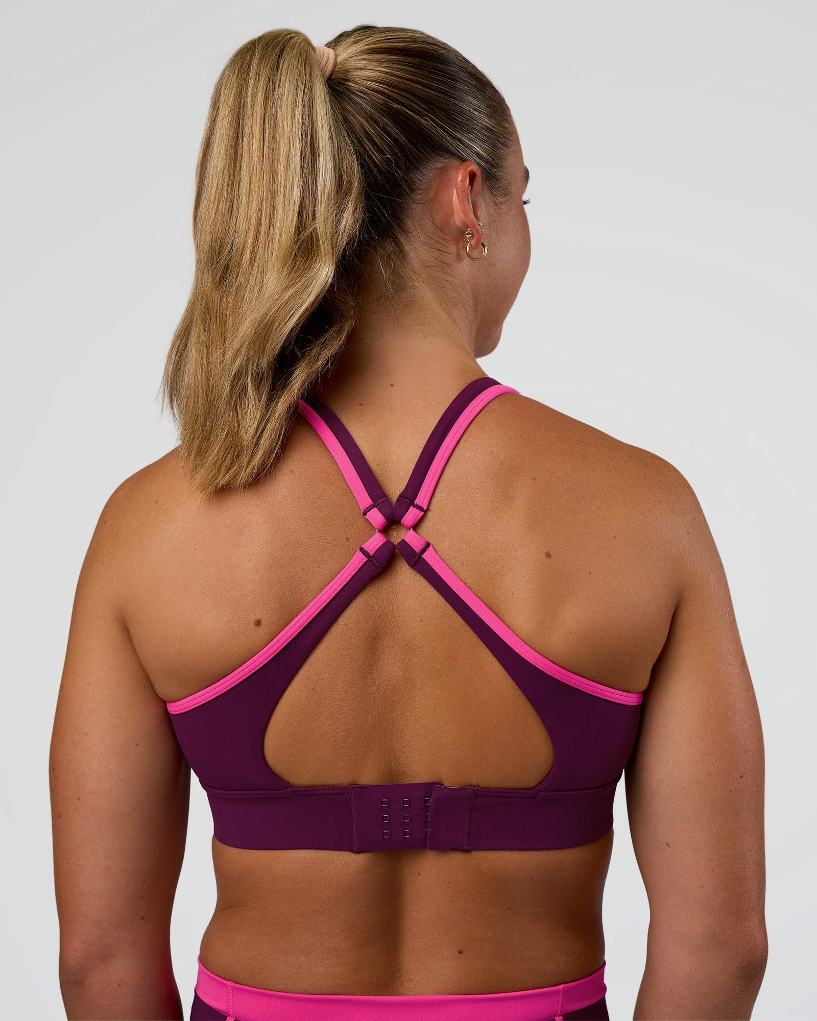 16722-distinction-sports-bra-2.0-plum-caspia-ultra-pink-2.webp Distinction Sports Bra 2.0 - Plum Caspia-Ultra Pink