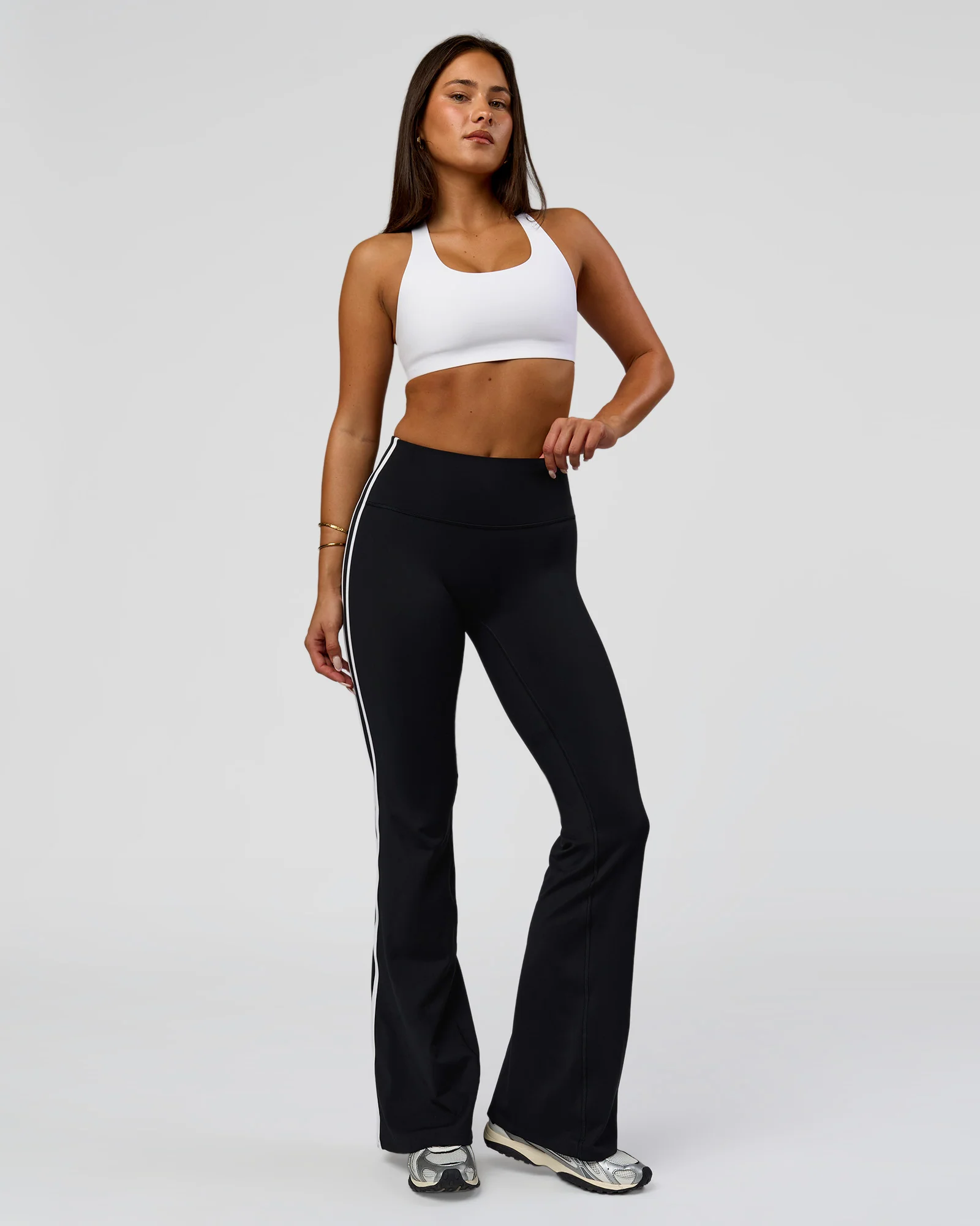 1679-fusion-v-contour-bind-high-rise-flared-legging-black-white-3.webp Fusion V-Contour Bind High-Rise Flared Legging - Black-white
